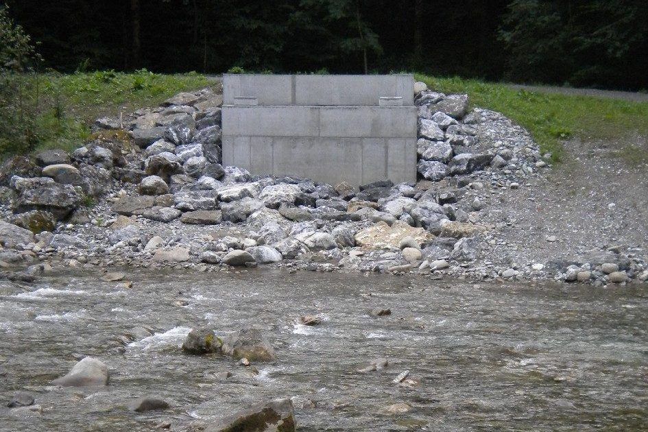 Die Widerlager sind seit Monaten fertig, die für Ende Juni zugesagte Brücke soll jetzt Ende Oktober geliefert werden. PETER STRAUSS