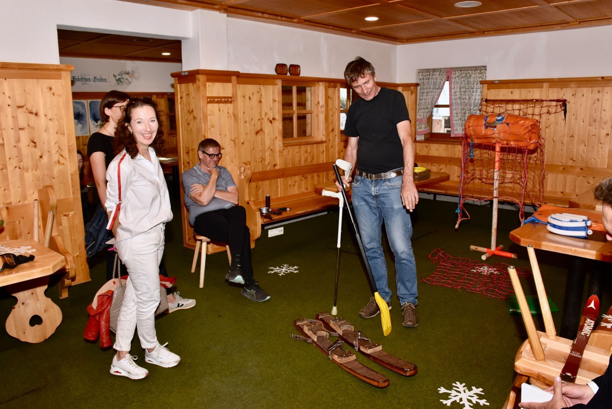Im Atelier von Götz Bury zu Gast: Dagmar Lang, dahinter versteckt Bianca Rovetta, ganz hinten Christoph Thoma.