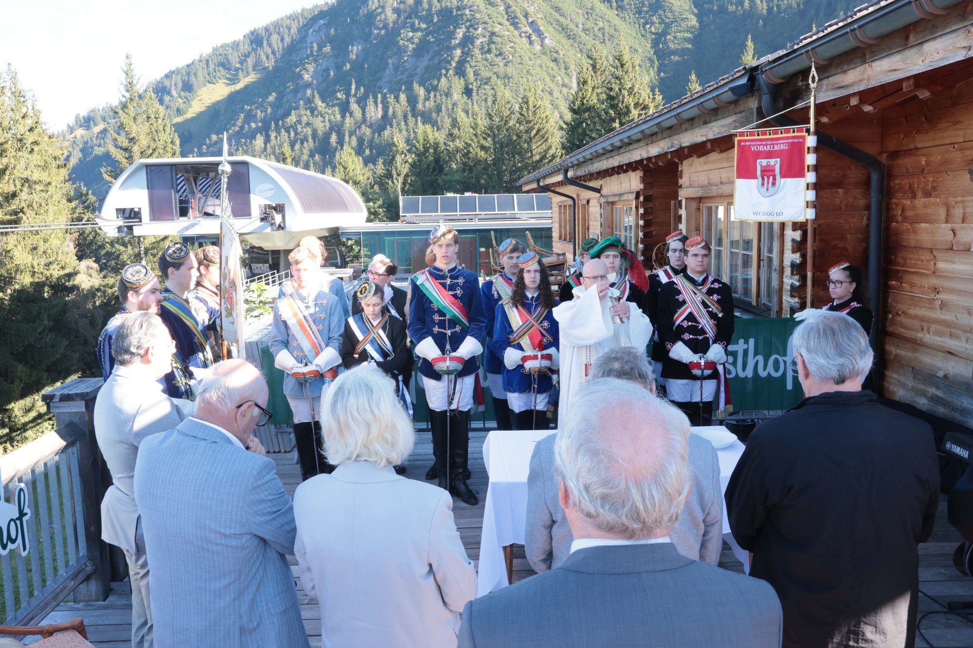 P. Dietmar Gopp hzelebrierte die Festmesse auf einem Teil der Dachterrasse.