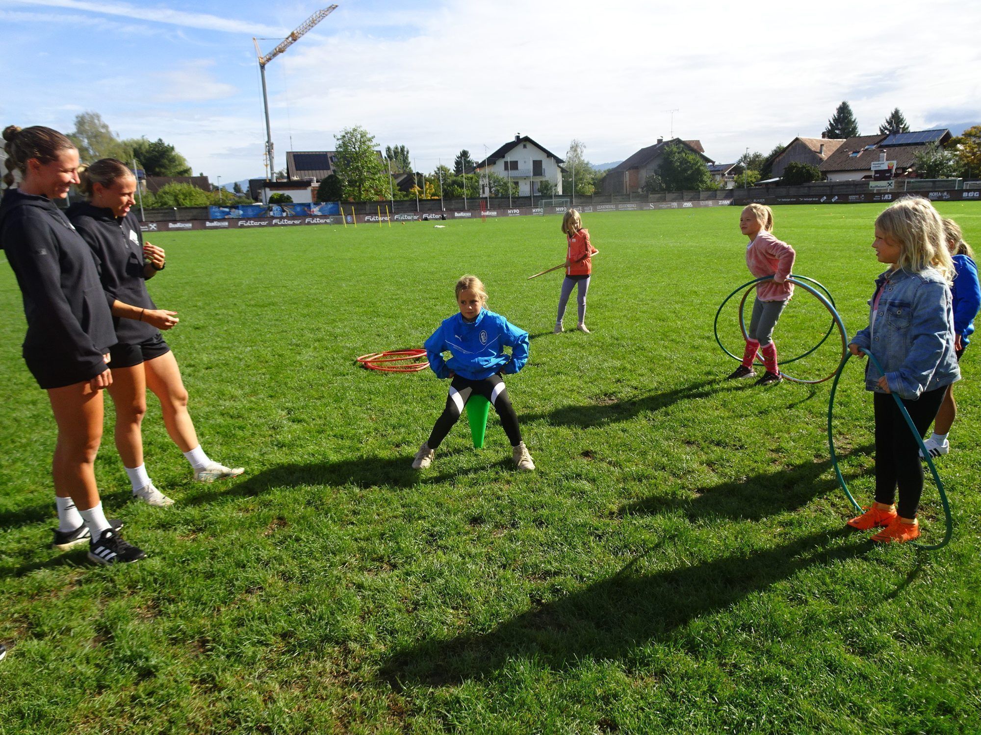 Die SCR-Altach-Spielerinnen vermittelten den Mädchen Spaß am Sport. 