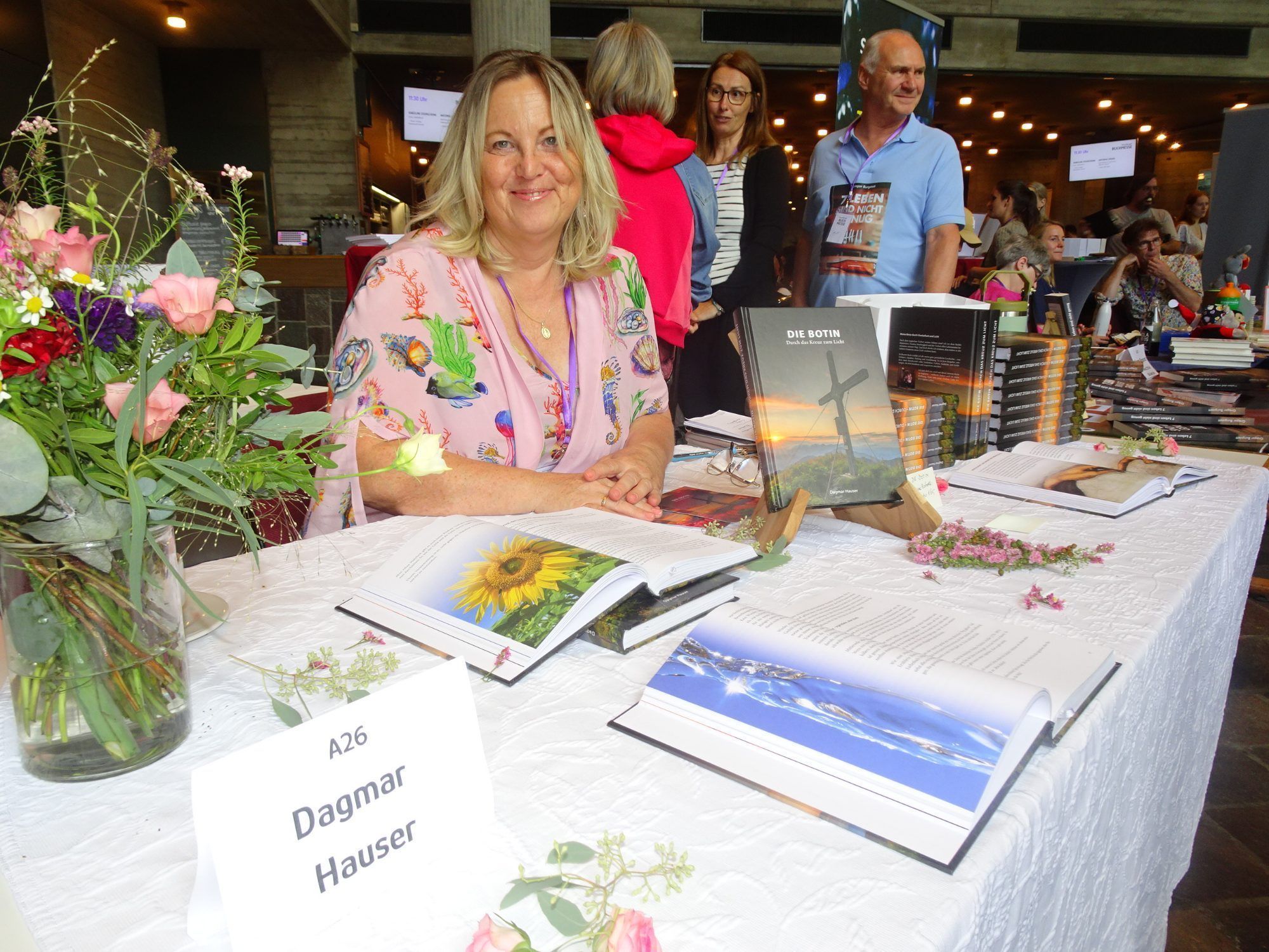 Autorinnen und Autoren nutzten die Messe, um ihre Bücher vorzustellen und neue Leser zu gewinnen.