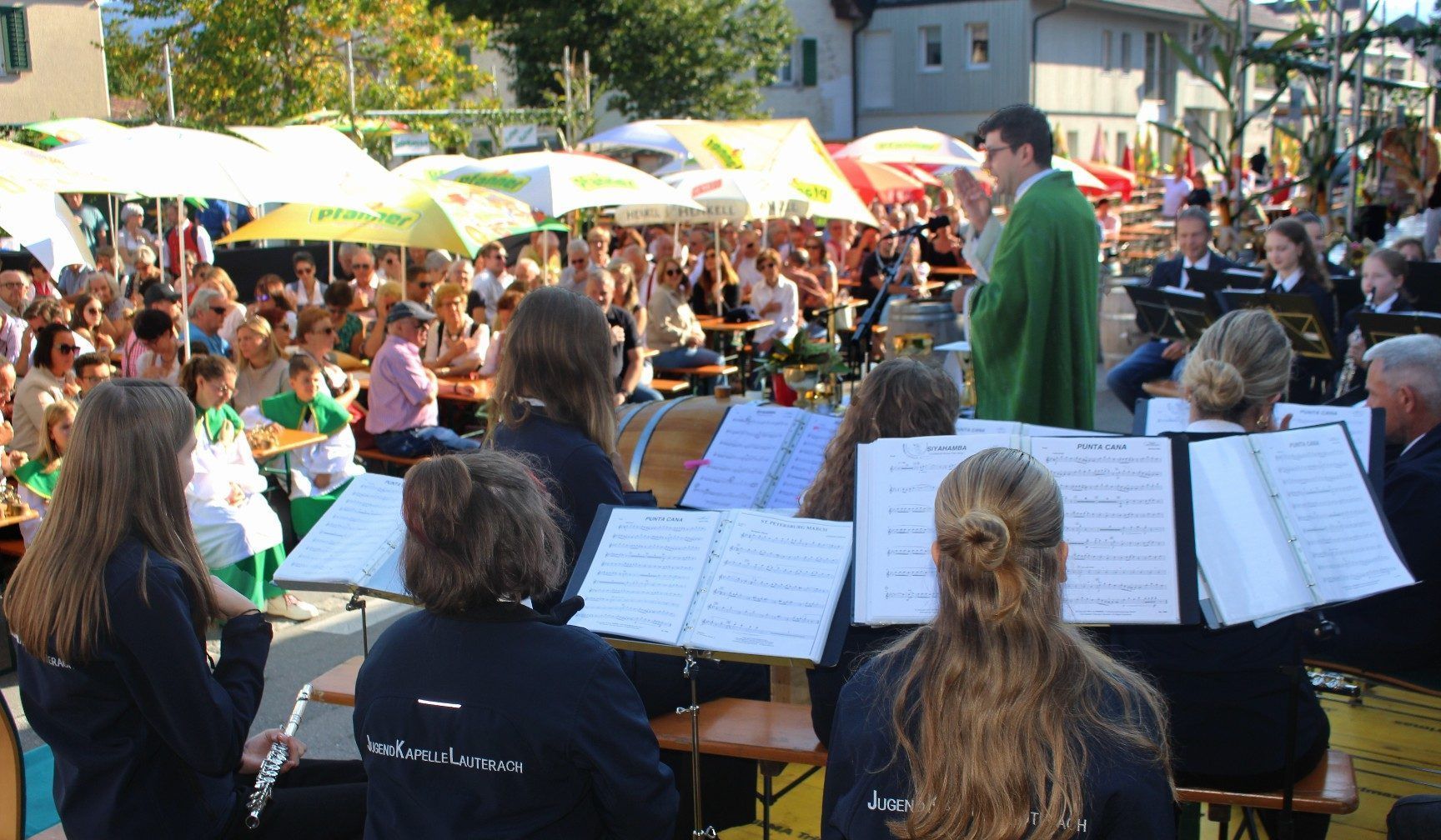 Traditionell wird das Moscht-Fäscht um 9.30 Uhr mit der Feldmesse eingeleitet, die von der Lauteracher Jugendkapelle musikalisch gestaltet wird. PETER STRAUSS