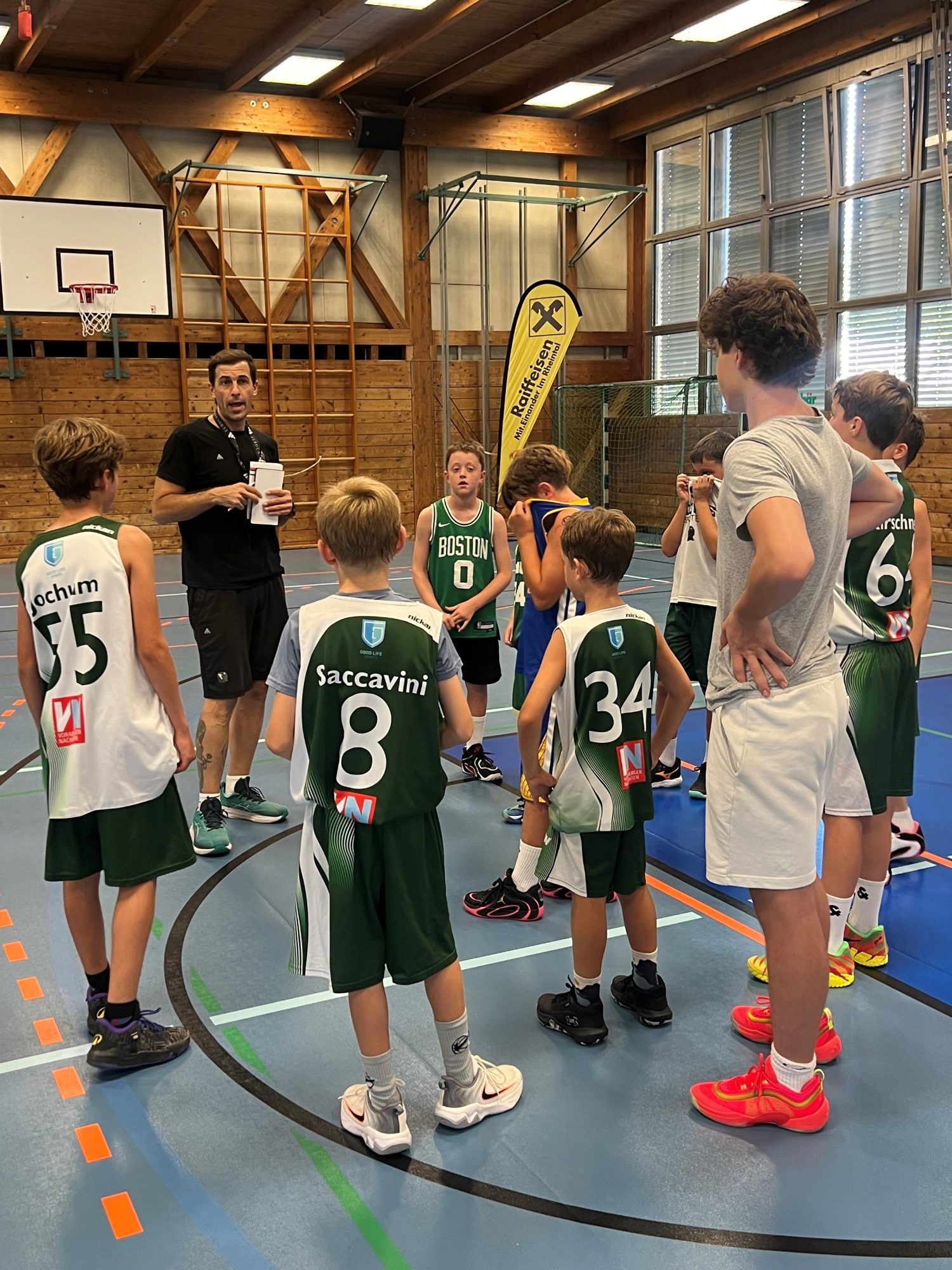 Headcoach Konstantinos Papavasileiou beobachtete aufmerksam und gab konkrete Anweisungen.