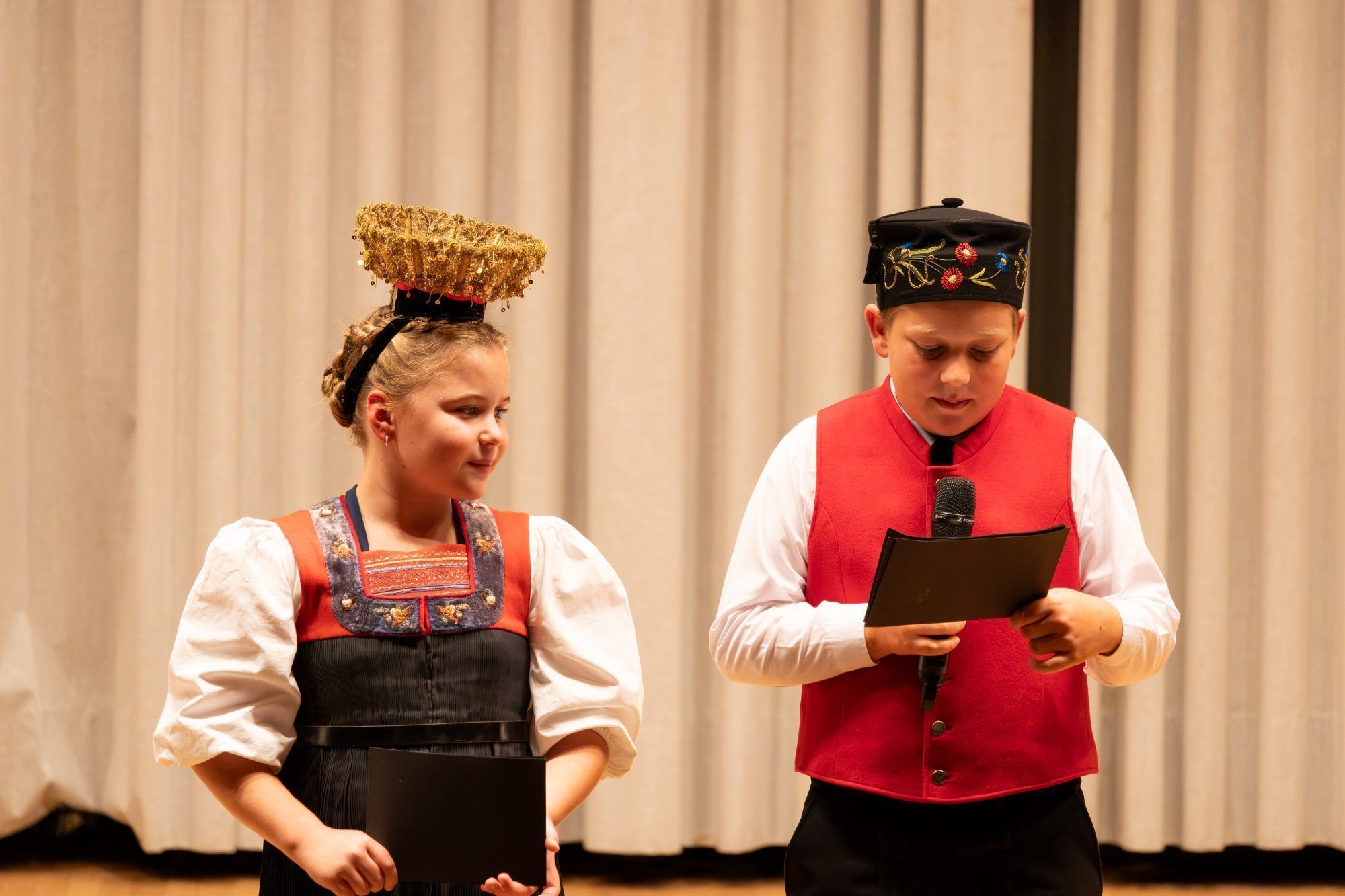 Kinder der Kindertrachtengruppe trugen humorvolle Mundartgedichte vor.