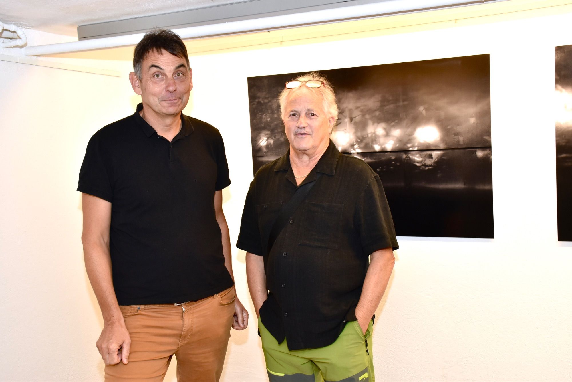 Die beiden Künstler Oliver Bischof (l.) und Alois Galehr vor einem Werk von Hermann Präg, der fünf Jahre lang dem Verein KunstVorarlberg (Interessengruppe Vorarlberger Kunstschaffender) als Präsident vorgestanden hat.