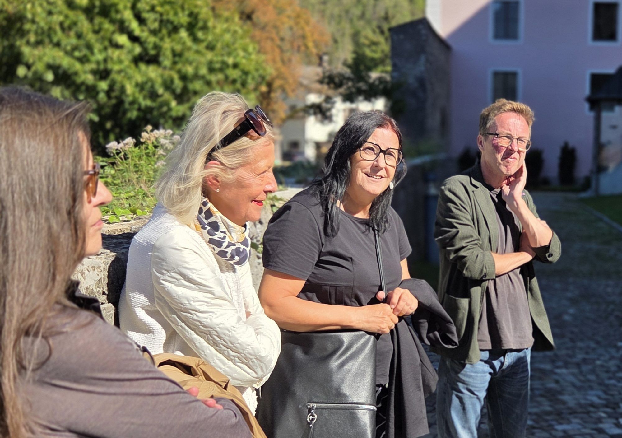 Interessierte Besucher bei der