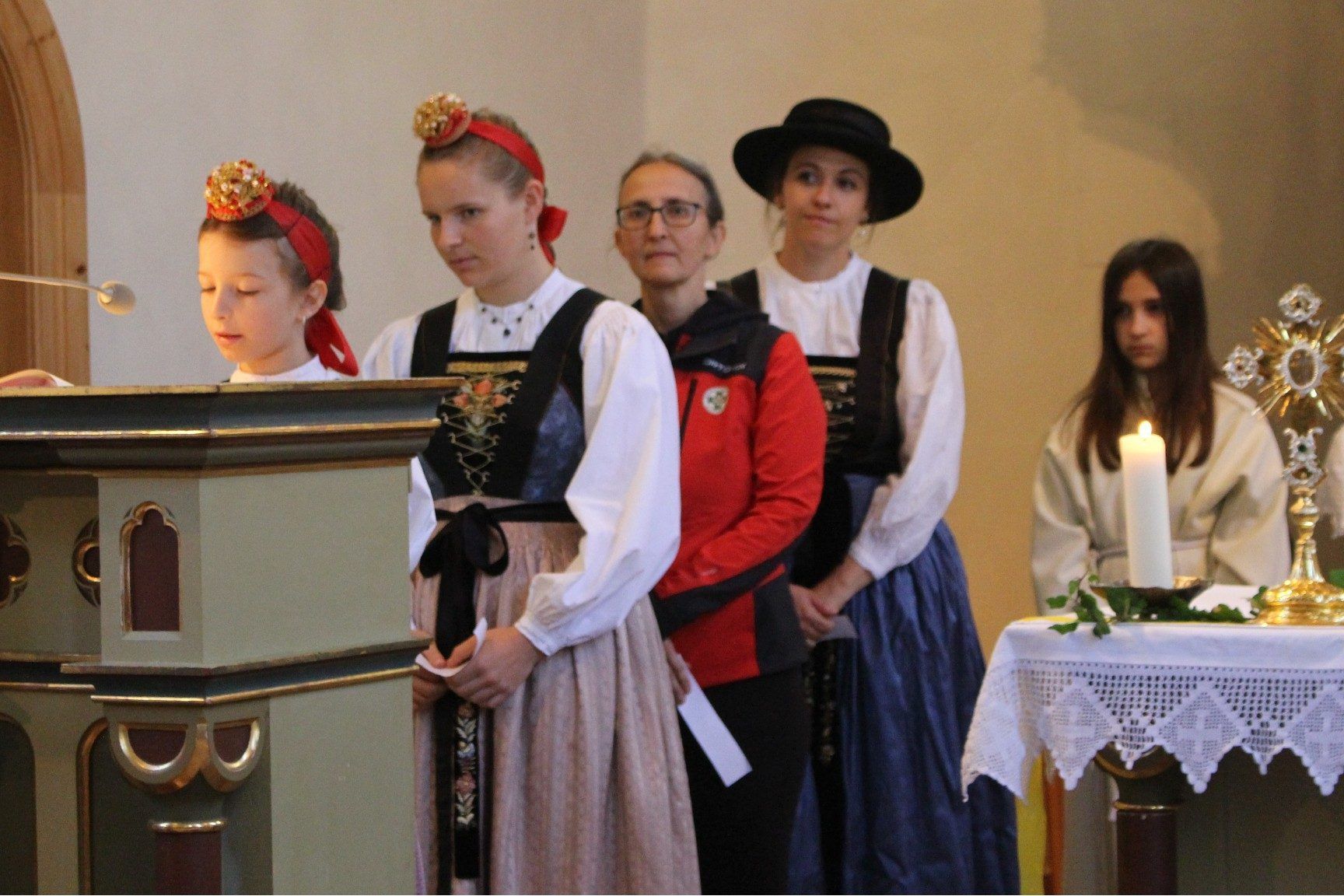 Die Schröckener Jugend trug die Fürbitten vor.