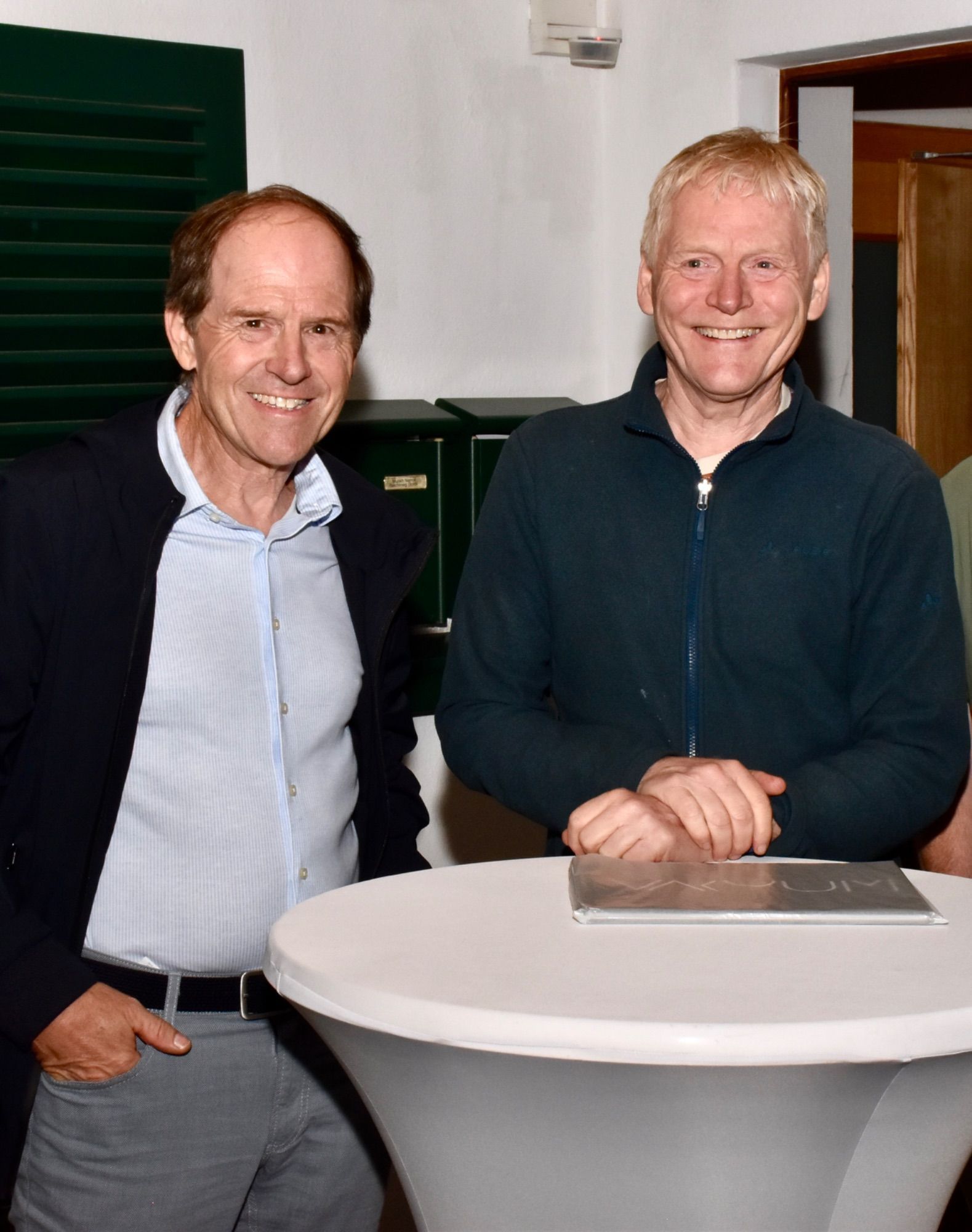 Die Brüder Rainer und Helmut Schlatter am Vernissageabend am Eingang zur MAP-Kellergalerie in der Bahnhofstraße 12 in Schruns.