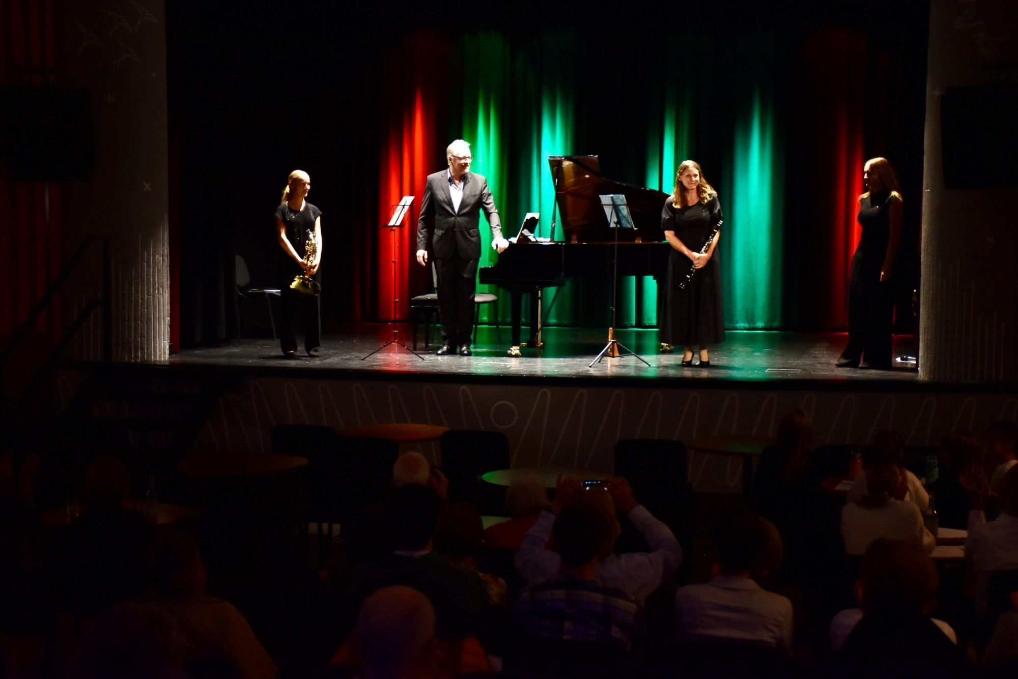 Konzertpianist und Klavierpädagoge Ulrich Murtfeld aus Friedrichshafen und Familie Ackerl beim Schlussapplaus in der Kulturbühne in Schruns.