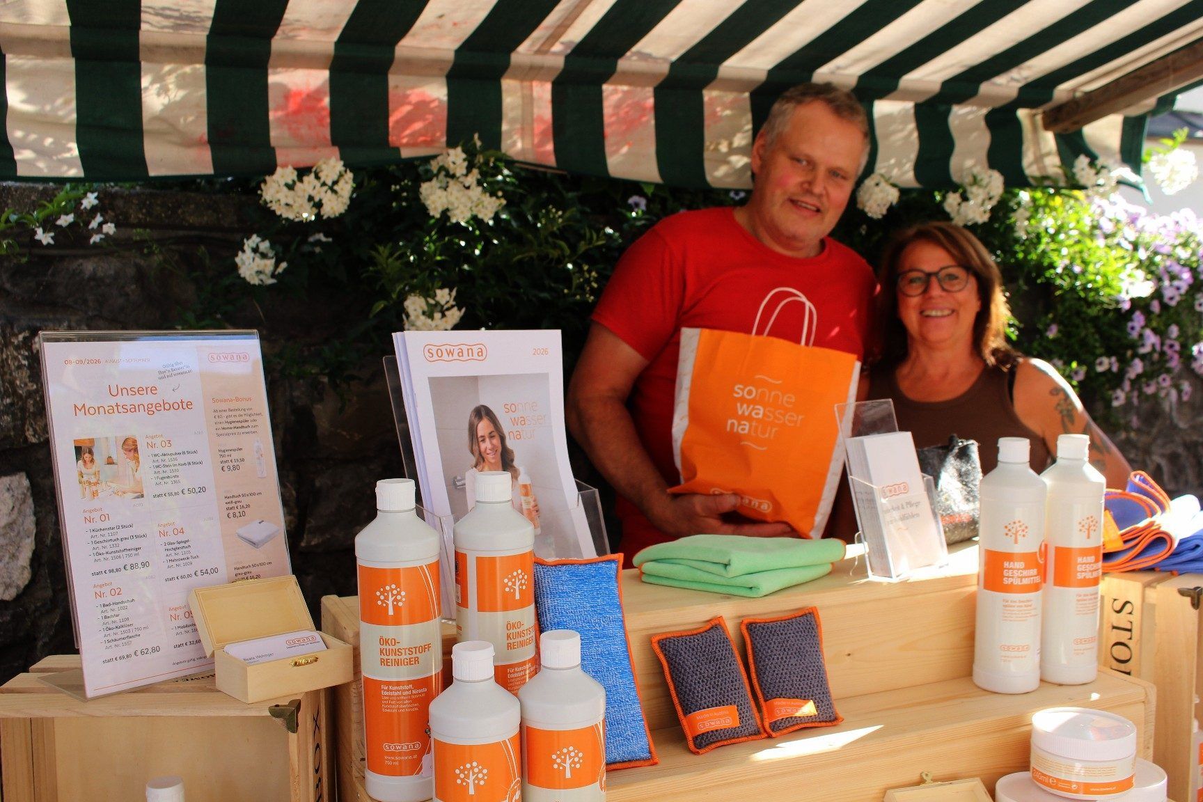 Wise Feursteins Wälder Metzge ist seit vielen Jahren Fixpunkt auf dem Markt. Seine Spezialitäten waren fast ausverkauft, am Ende gingen sogar Einkaufstaschen aus, so dass Standnachbarin Beate Wehinger (Sowana - Sonne, Wasser, Natur) aushelfen musste . . .