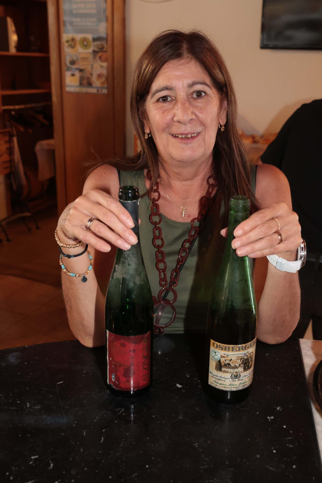 Wirtin Andrea Gantner mit zwei alten Weinen aus Österreich.