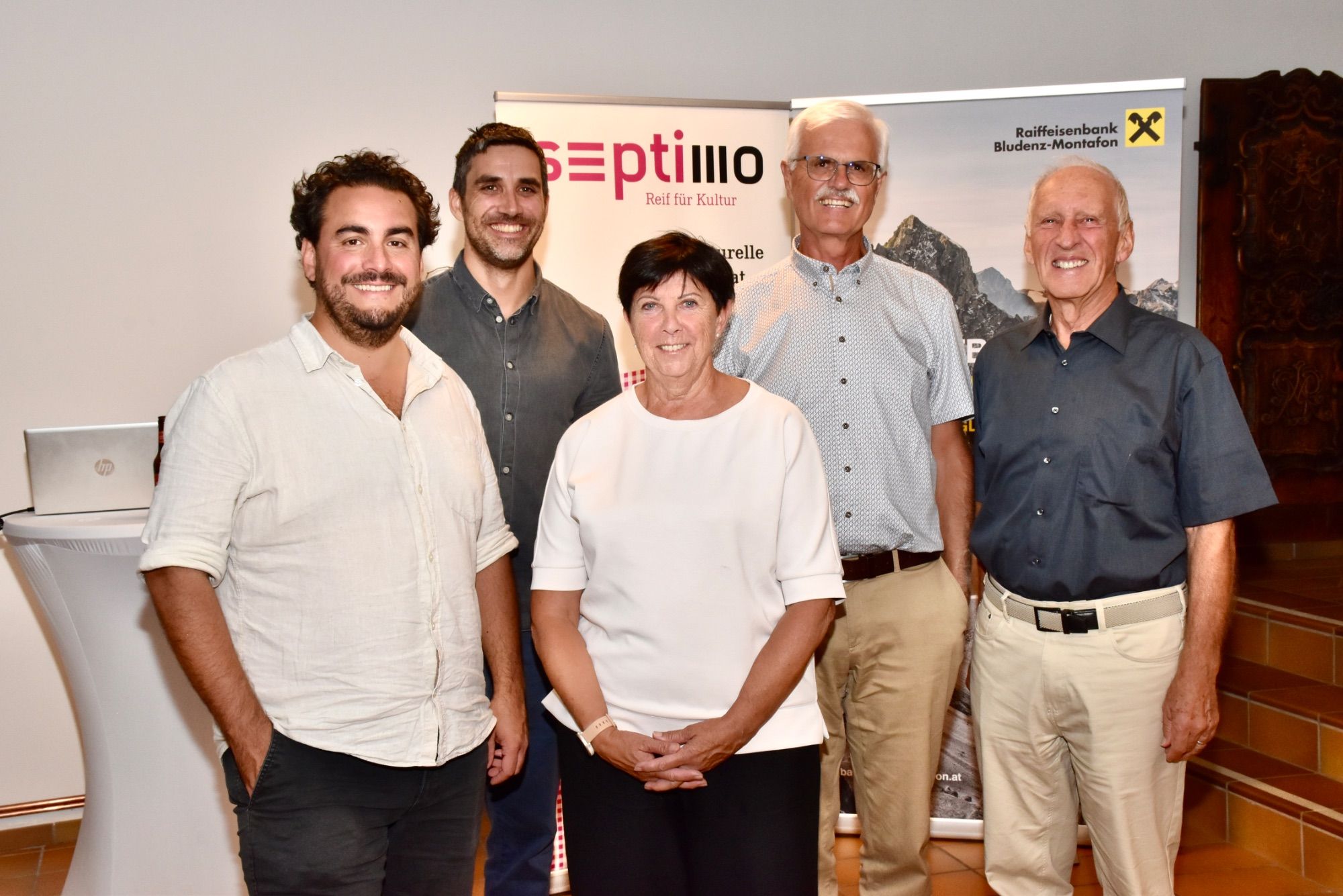 Martin Gamon, Christoph Walser, Carmen Rippl, Manfred Tschaikner und Bertram Batlogg im Montafoner Heimatmuseum in Schruns.
