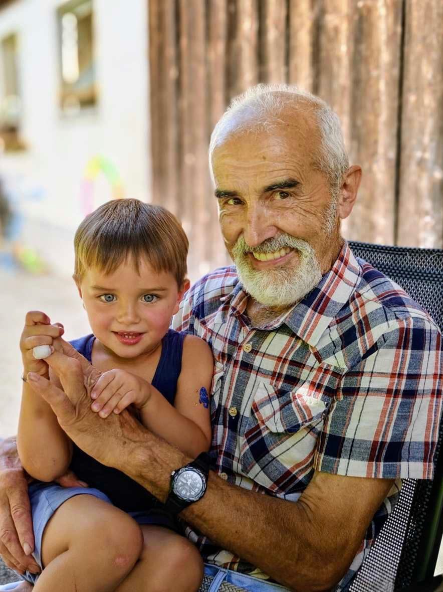 Hubert mit einem seiner Enkel, die ihm viel Freude bereiteten.