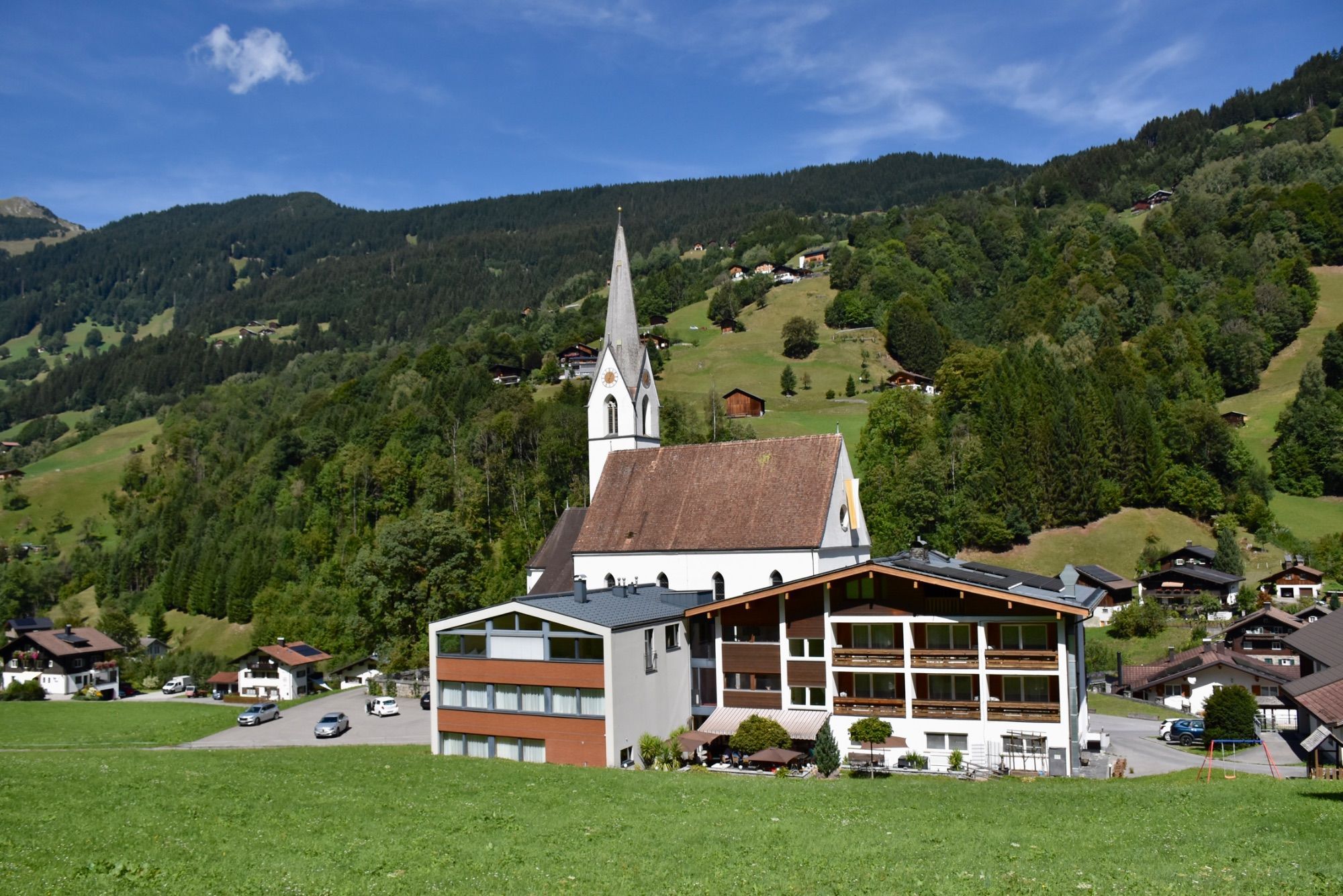Innen- und Außenaufnahmen der Pfarrkirche Silbertal, Orgel und Orgelspieltisch.