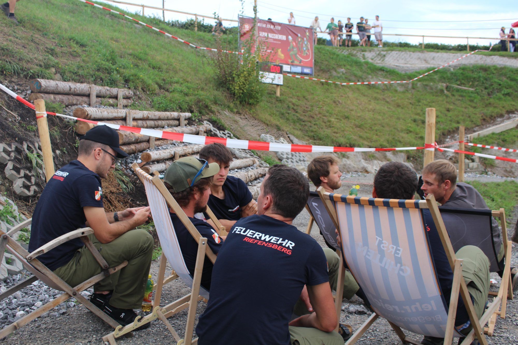 Die Riefensberger Wettkampfgruppe hat sich an der Strecke zur hautnahen Beobachtung der Konkurrenten eingerichtet.