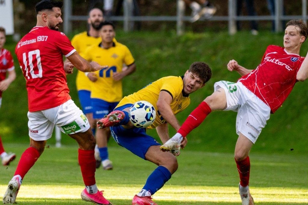 Kerim Kalkan (l.) war für FC Lustenau im Derby in Wolfurt der Matchwinner. VN-Serra