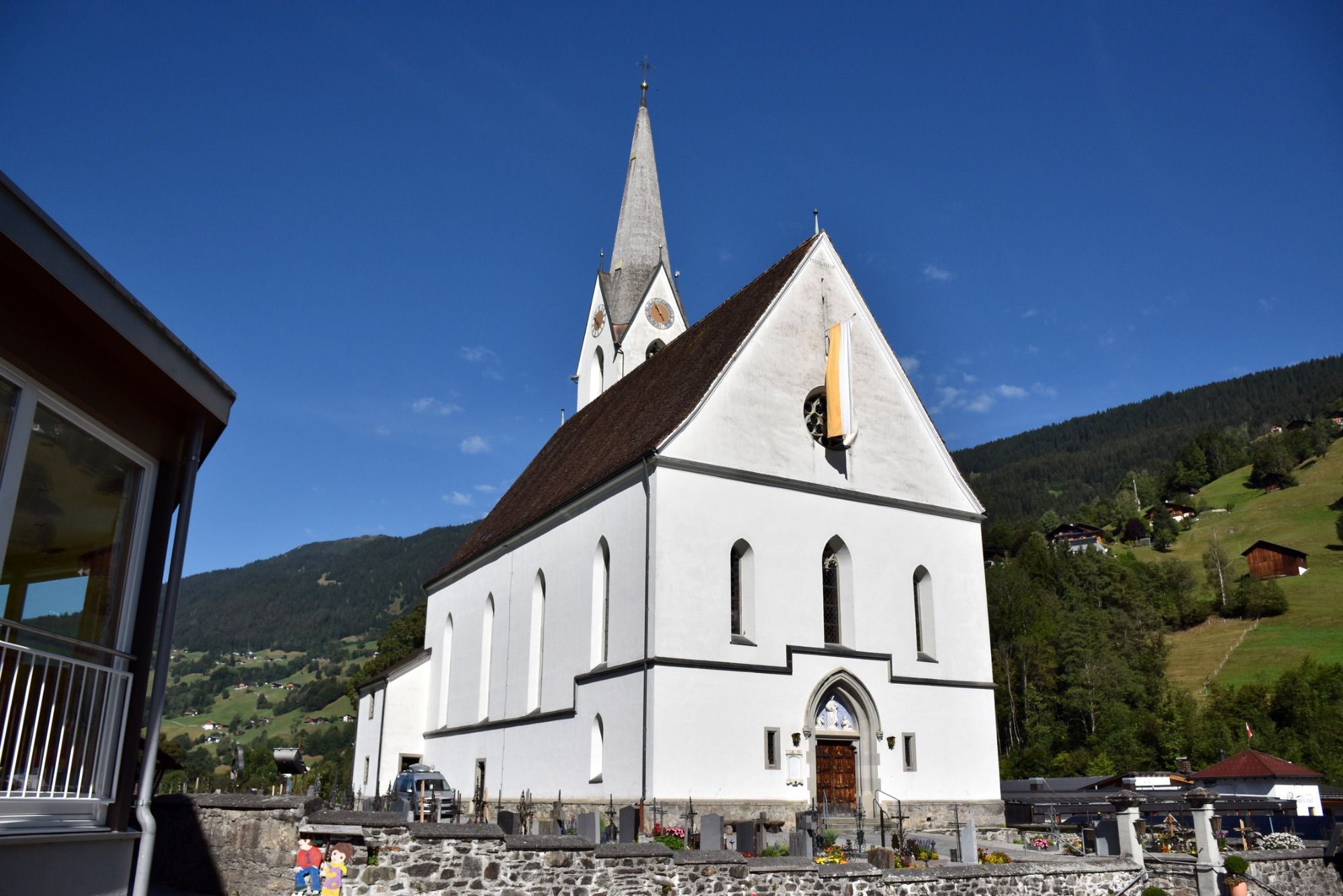 Innen- und Außenaufnahmen der Pfarrkirche Silbertal, Orgel und Orgelspieltisch.