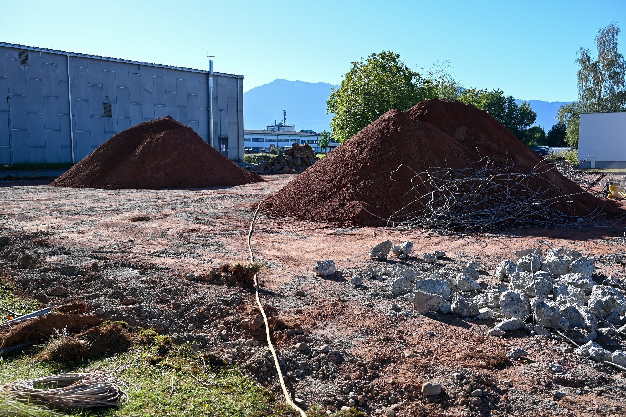 400 Tonnen Sand werden von den acht Plätzen abgetragen.