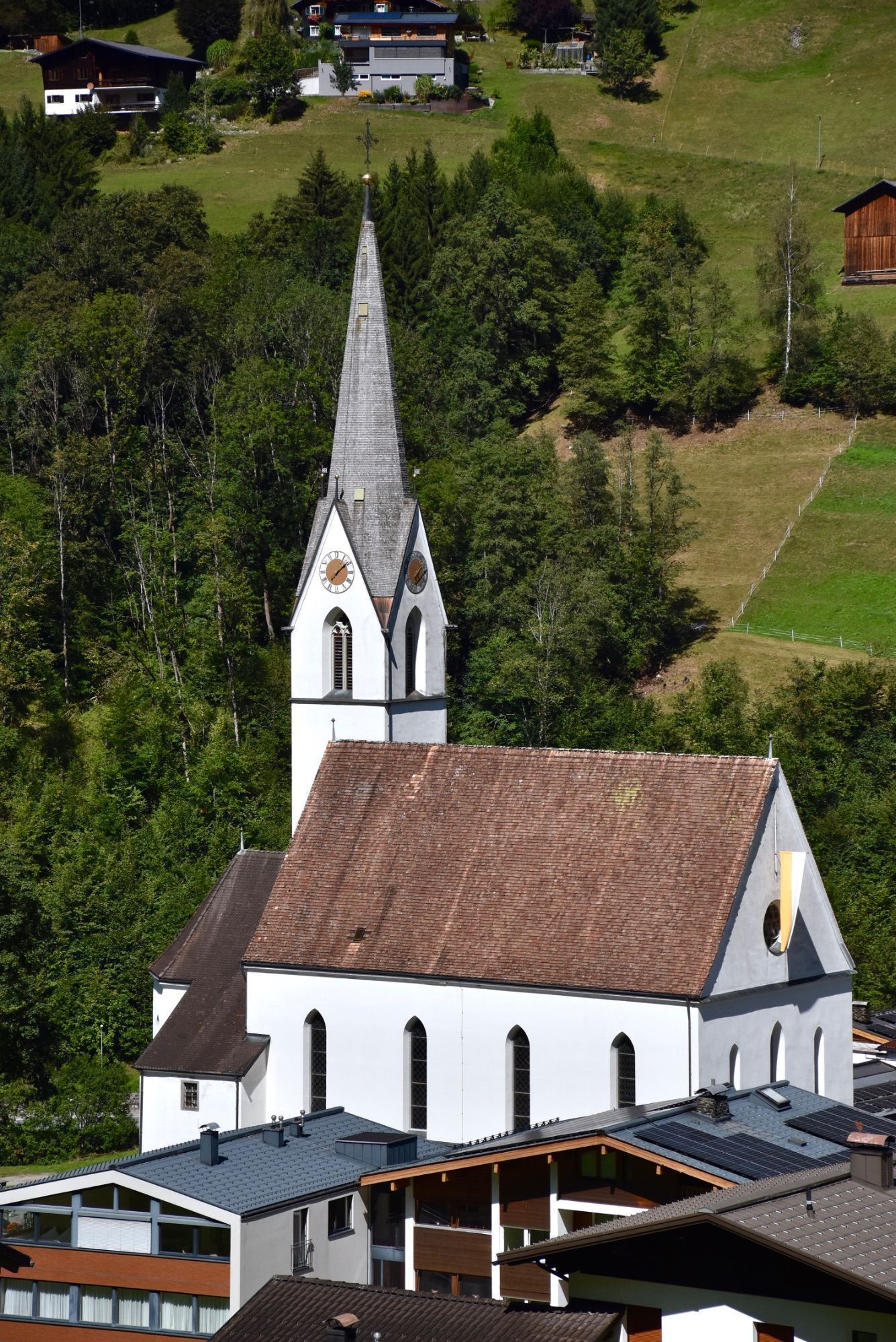 Innen- und Außenaufnahmen der Pfarrkirche Silbertal, Orgel und Orgelspieltisch.