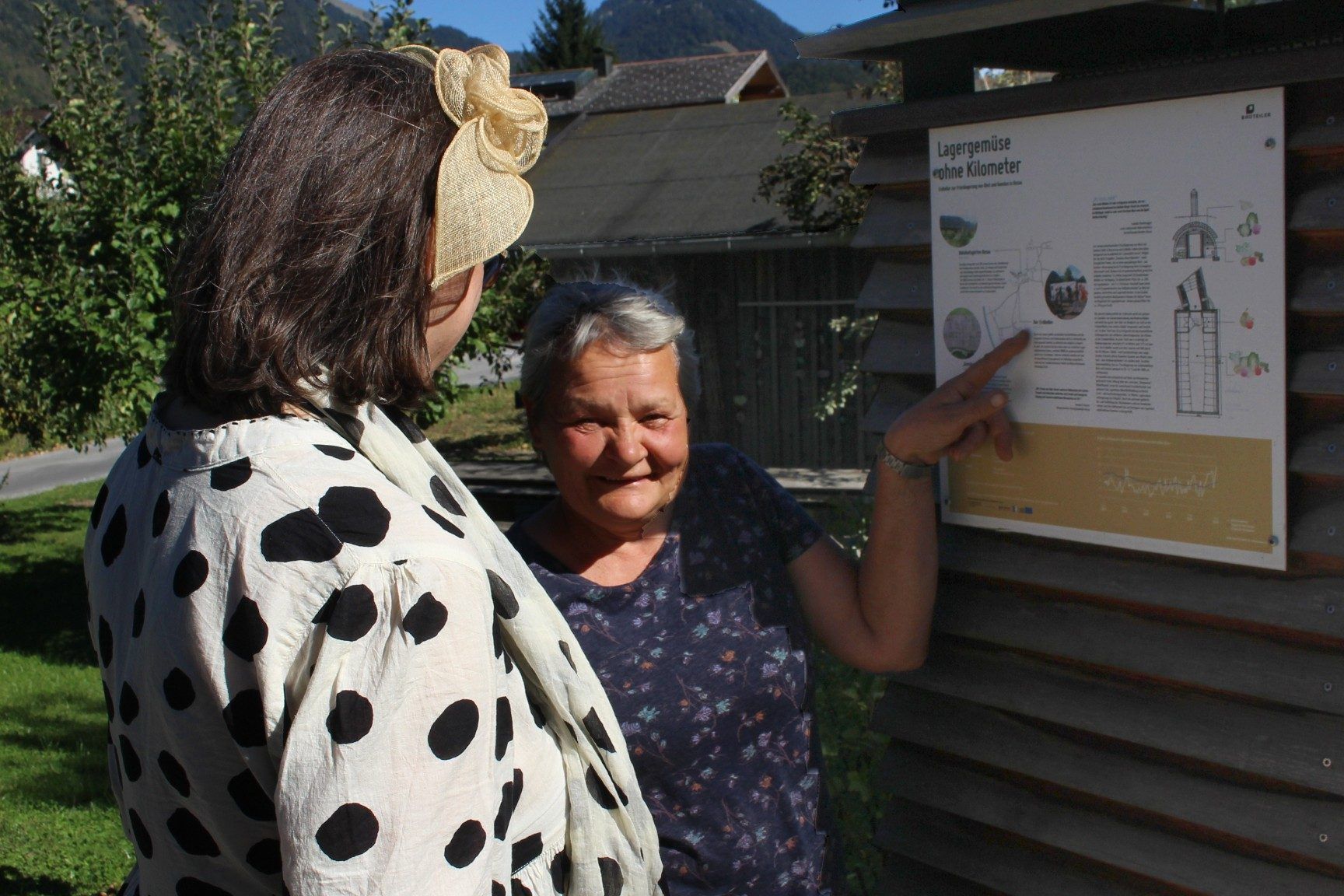 Besonders stolz ist Isabella, wenn sie Interessierten das Projekt Erdkeller erläutern darf.