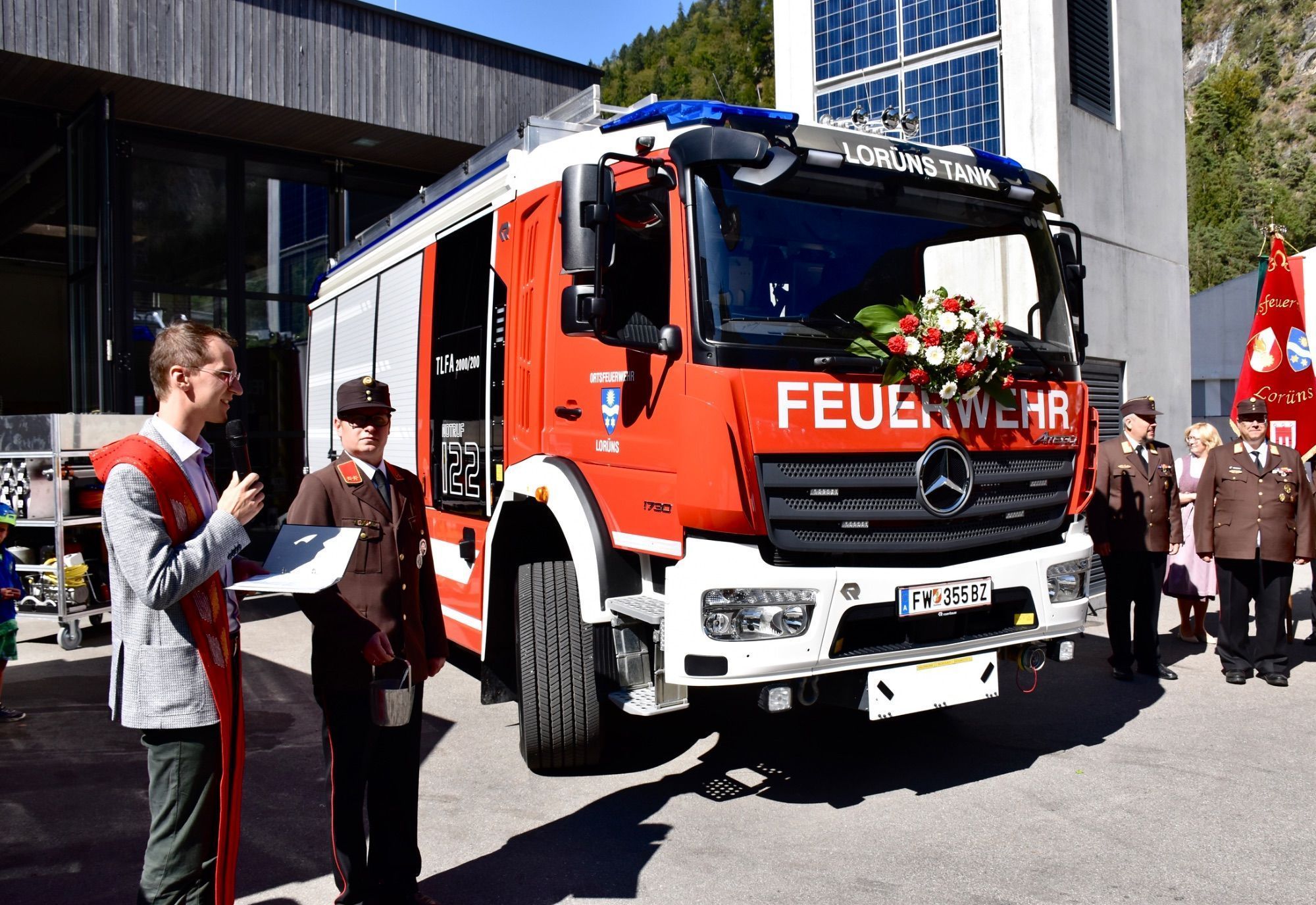 Kaplan Jakob Geier segnete das neue Tanklöschfahrzeug und alle Anwesenden.