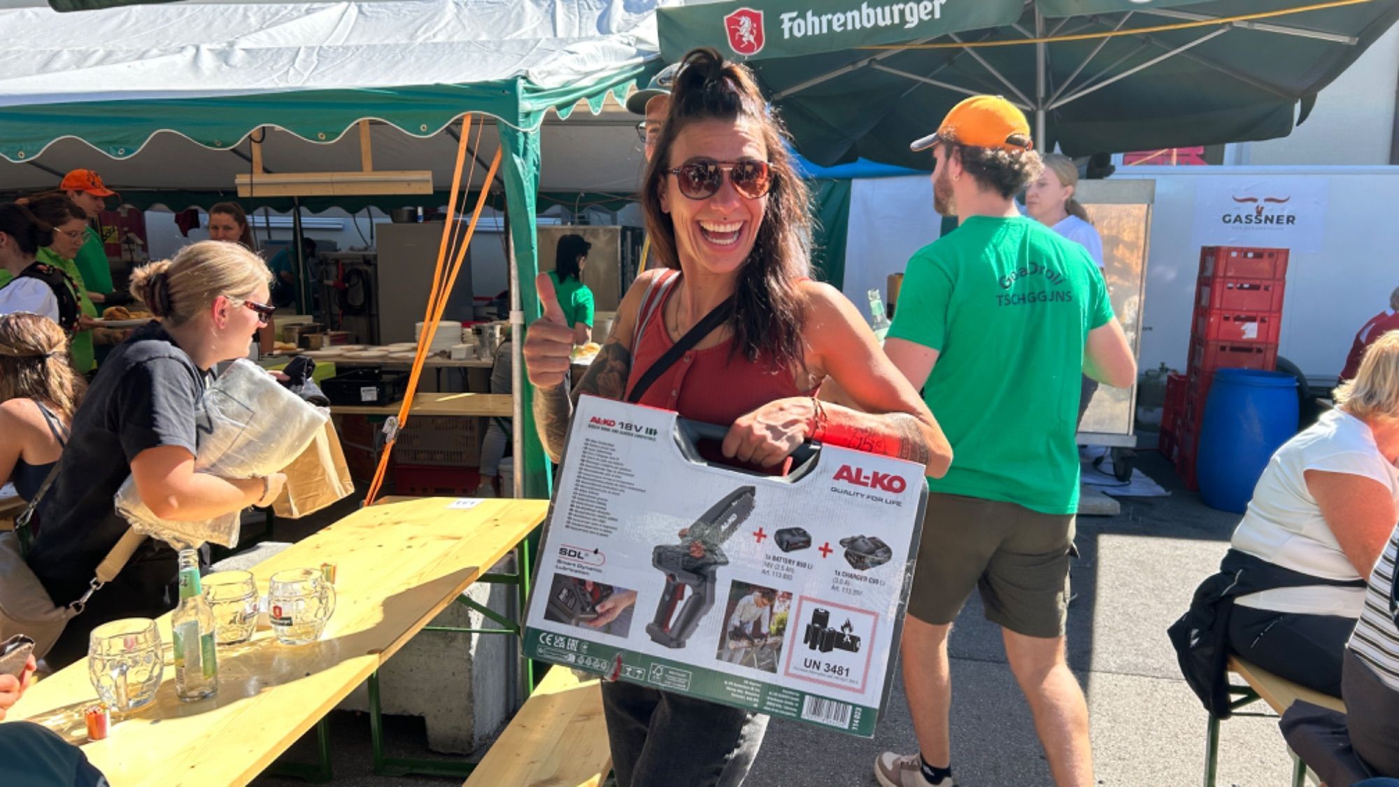 Anna Frei freute sich über den Tombola Preis: eine Mini-Motorsäge