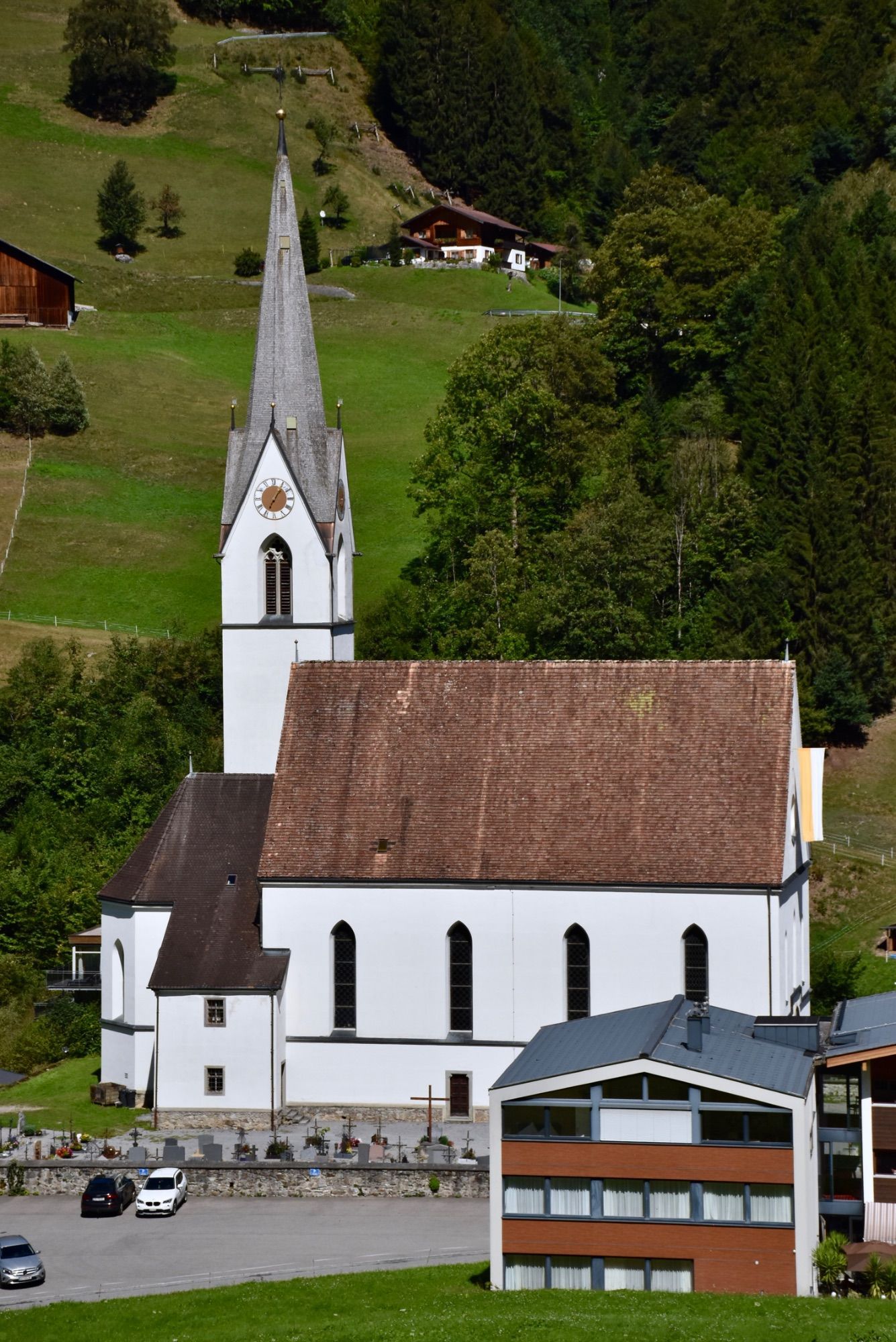 Innen- und Außenaufnahmen der Pfarrkirche Silbertal, Orgel und Orgelspieltisch.