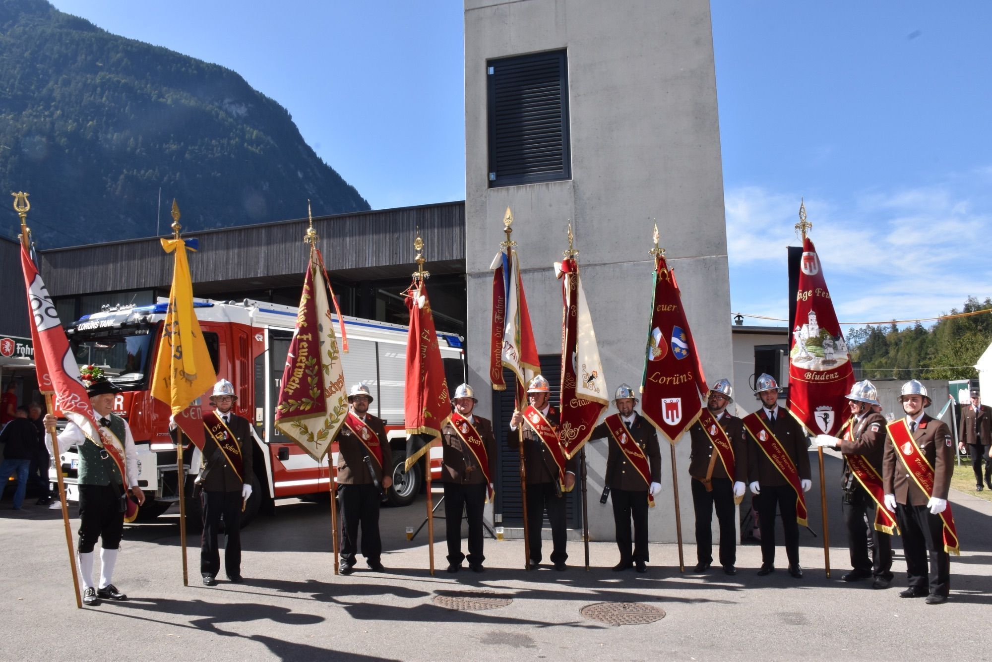 Die Fahnen aus den verschiedenen Gemeinden beim Feuerwehrgerätehaus.