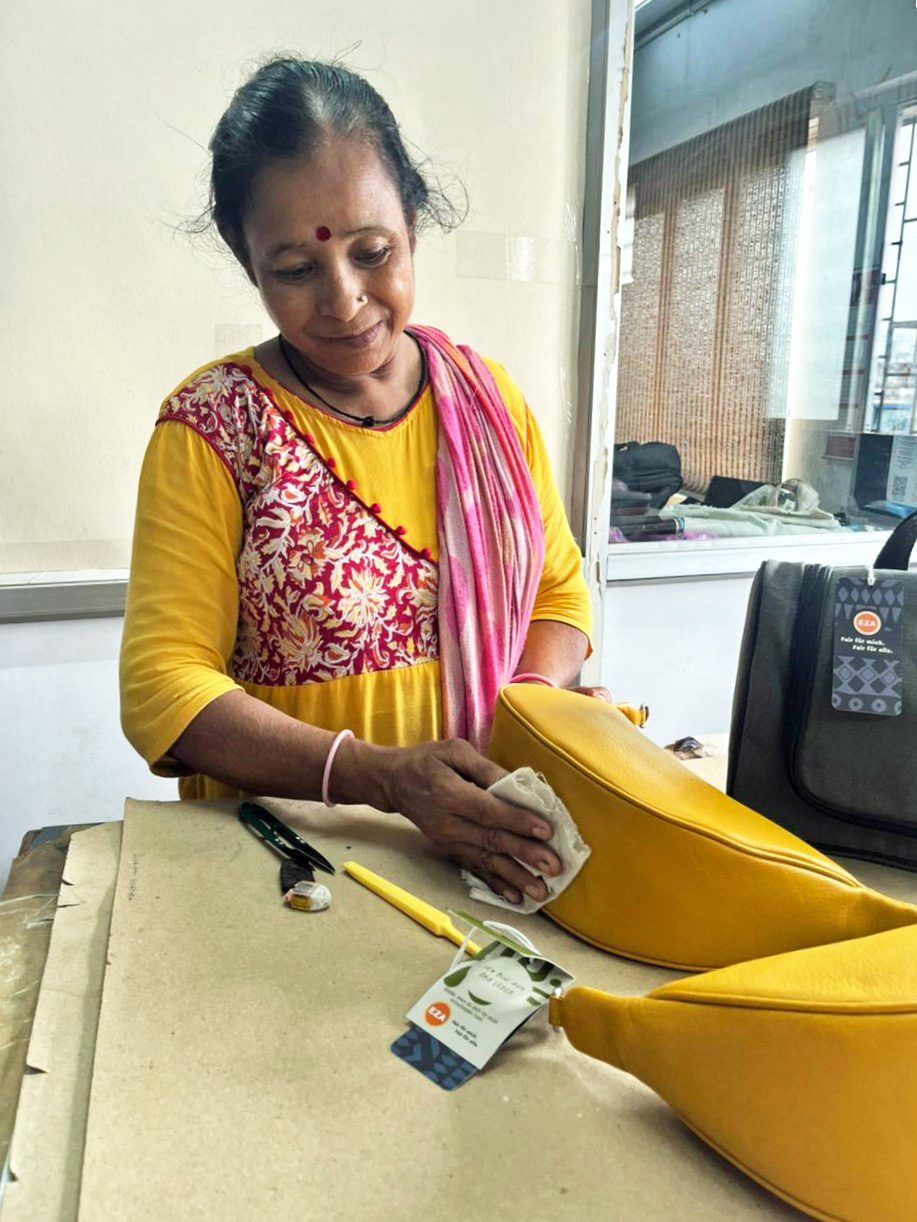 Rupa Joyaddar arbeitet seit mehr als 16 Jahren in der Produzentengruppe „Biswas Saree and Crafts Center“ mit CRC zusammen.