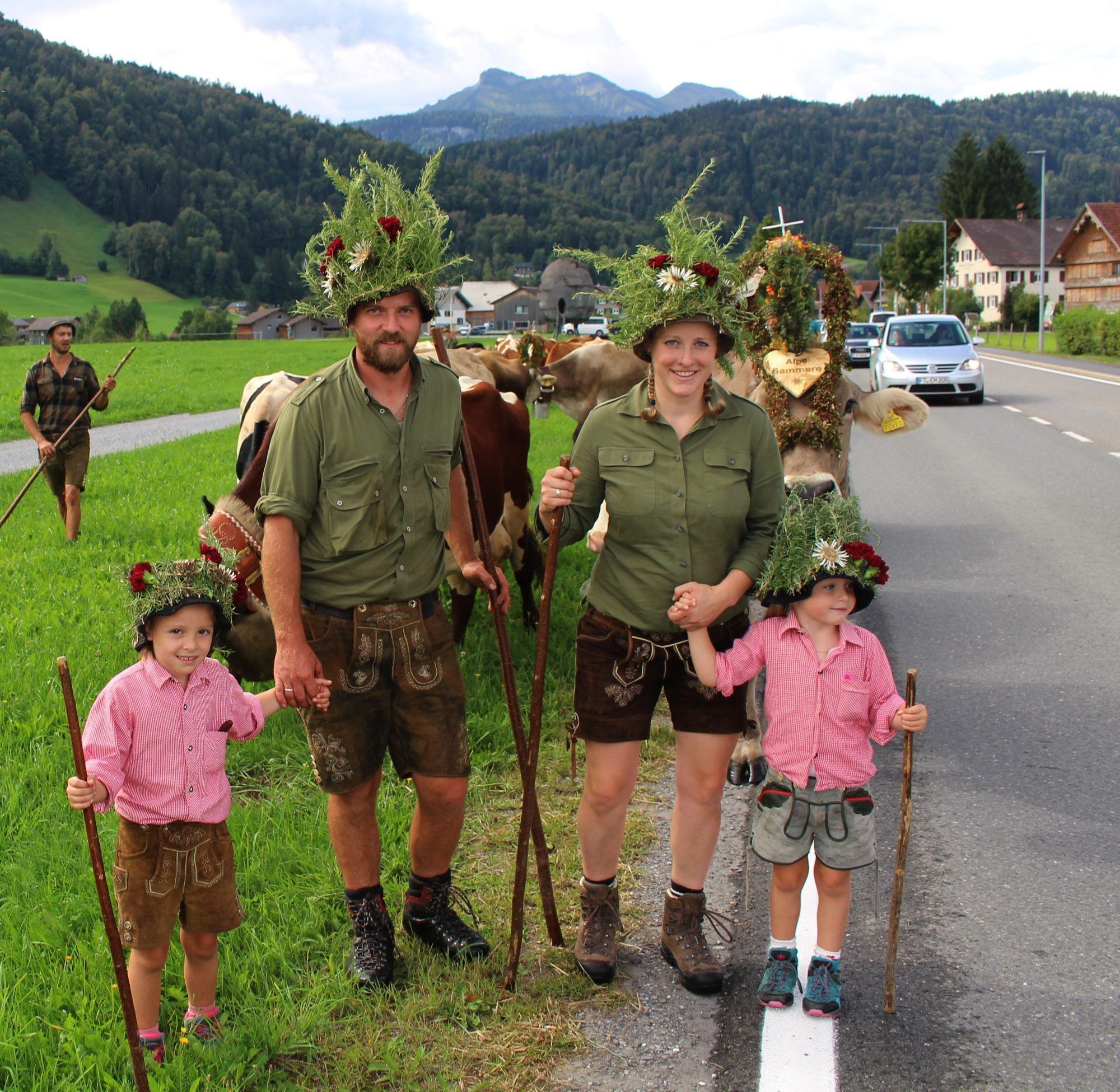 Ein Foto, das man einfach „machen musste“: Jonas und Anna Metzler mit ihren Töchtern Salome und Sophia (re.) beim Huozüho von ihrer Alpe Sammere mit ihren mojen-geschmückten Tieren. PETER STRAUSS