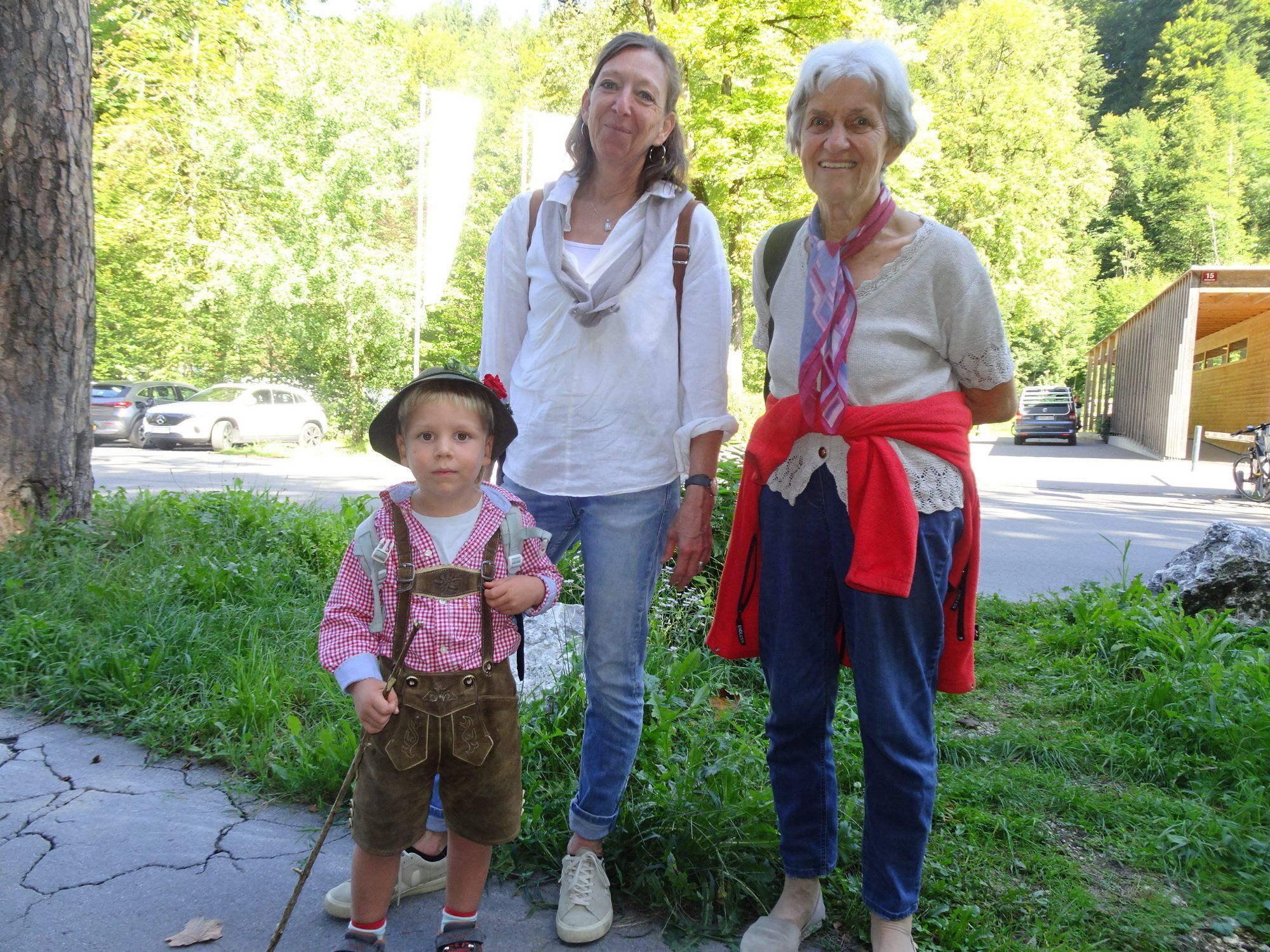 Besucher Max hatte sich extra schick gemacht und feierte mit seiner Oma und Großtante