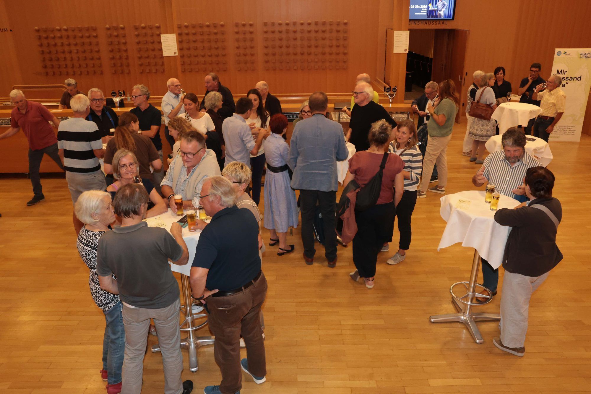 Nach der Veranstaltung vertiefte ein Teil der Besucher:innen die Themend es Abends im Foyer.