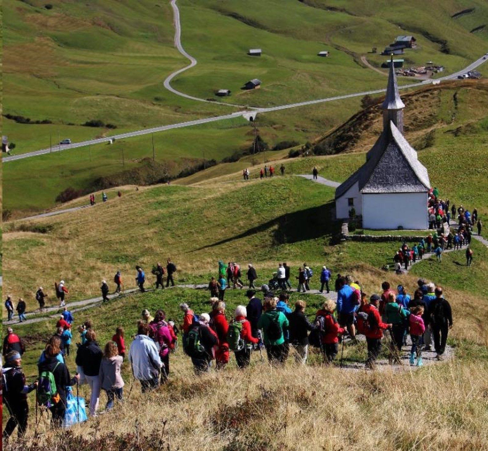 Nach dem Gottesdienst auf dem Simmel lädt die Theodulbruderschaft zur Agape bei der Kapelle, ehemals Pfarrkirche der Pfarre St. Jakobus Hochkrumbach.