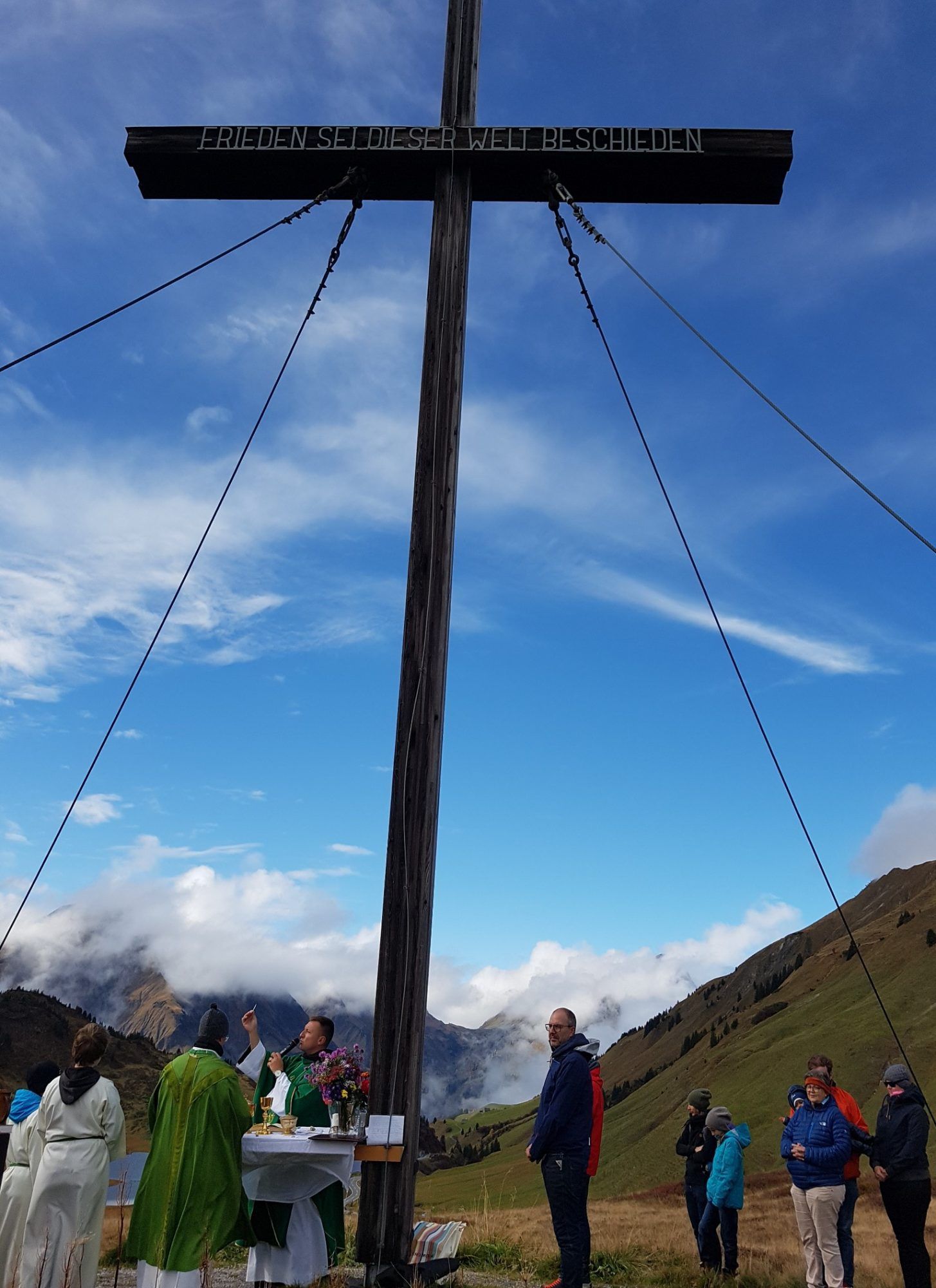 Als Mahnmal für den Frieden ragt das riesige Kreuz in den Himmel.
