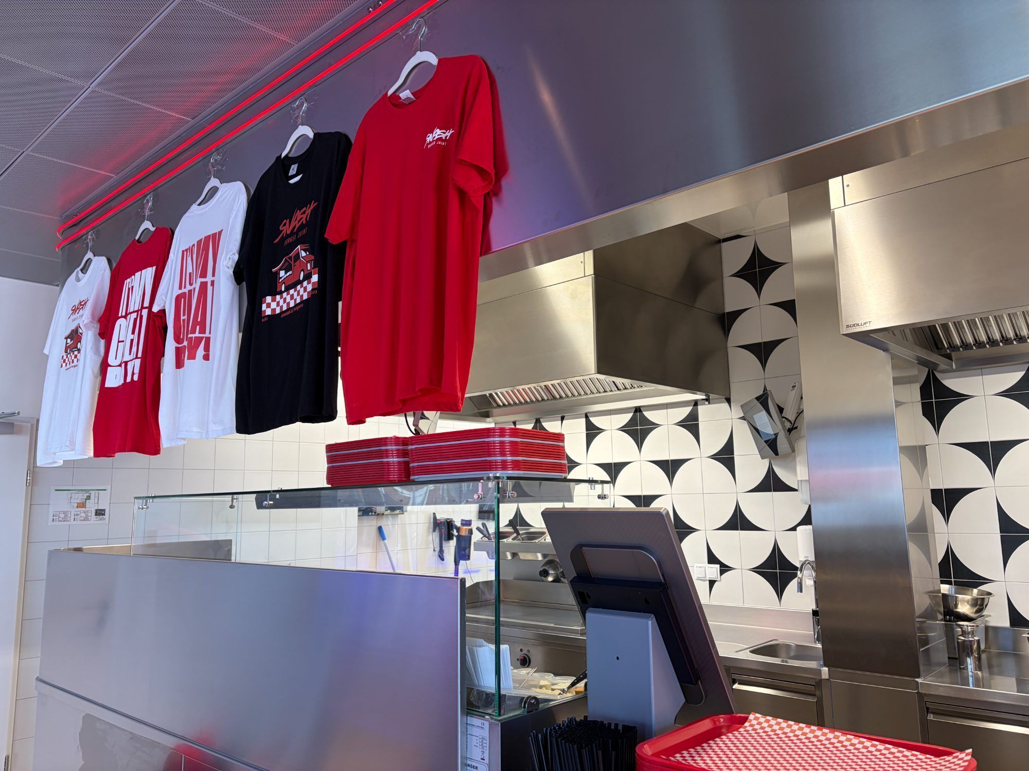 Merchandise und Fanartikel im Lokal.