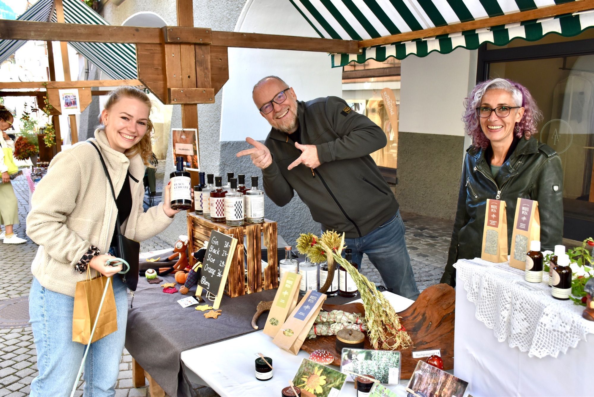 Madlen Kessler, Thomas Wuggenig, Catrin Bont am Erntedankmarkt.