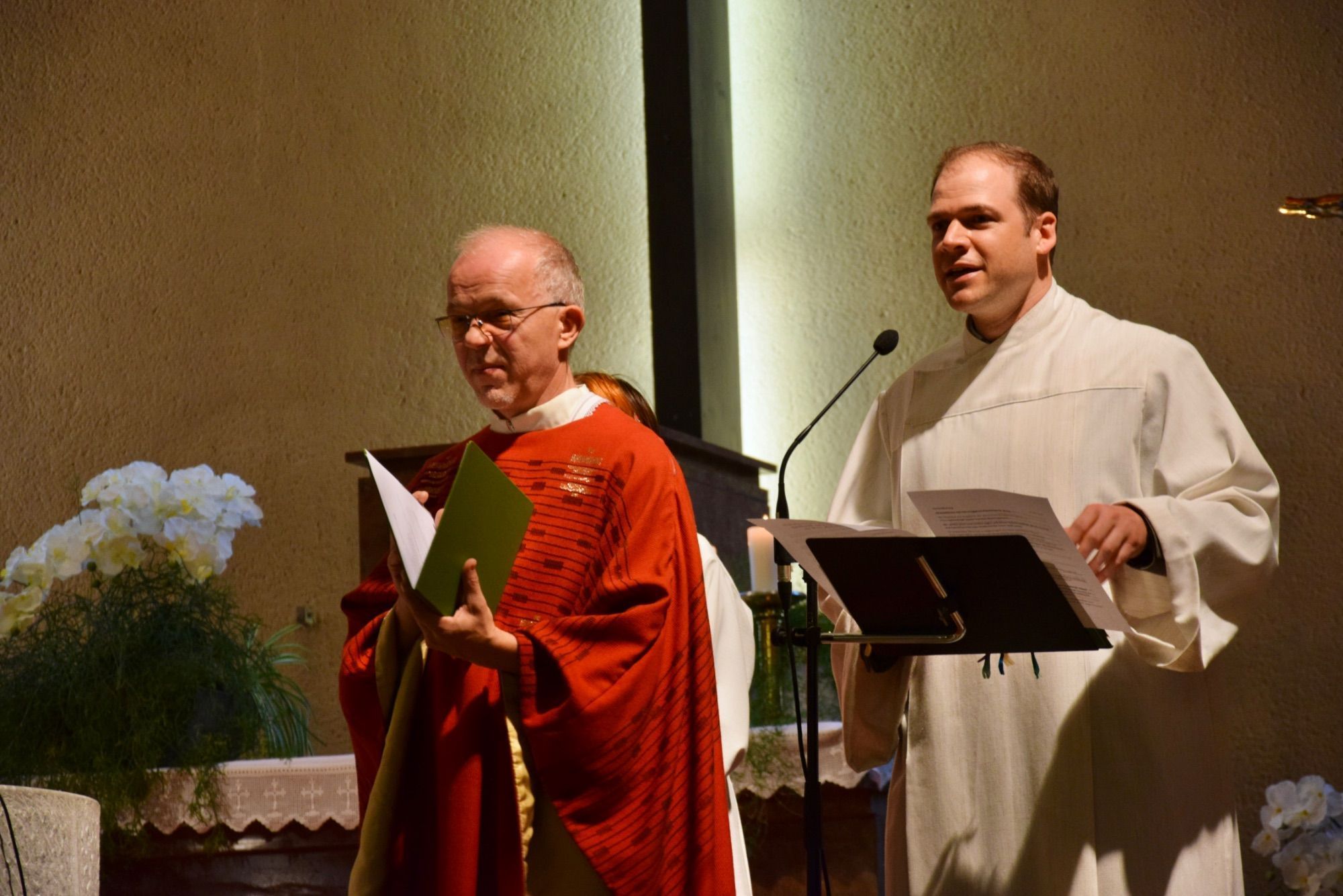 Pater Guido Kobiec (Seelsorgeraum-Bludenz-Leiter und Heilig-Kreuz-Pfarrer) und Thomas Folie (Pastoralleiter im Seelsorgeraum Bludenz, Gemeindeleiter der Pfarre Heilig Kreuz).