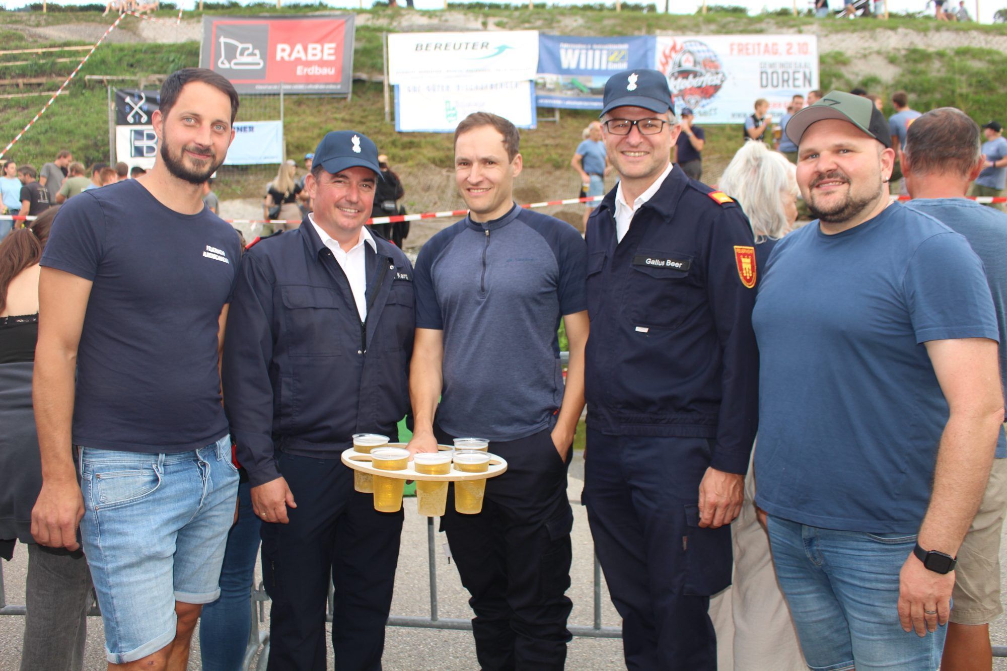 In der Pause versorgte Bürgermeister Klaus Sohm (Mitte) den Platzsprecher Michael Lenz (r.), Feuerwehrkommandant Johannes Geser, BFI Reinhard Karg und Bezirksvertreter Gallus Beer.