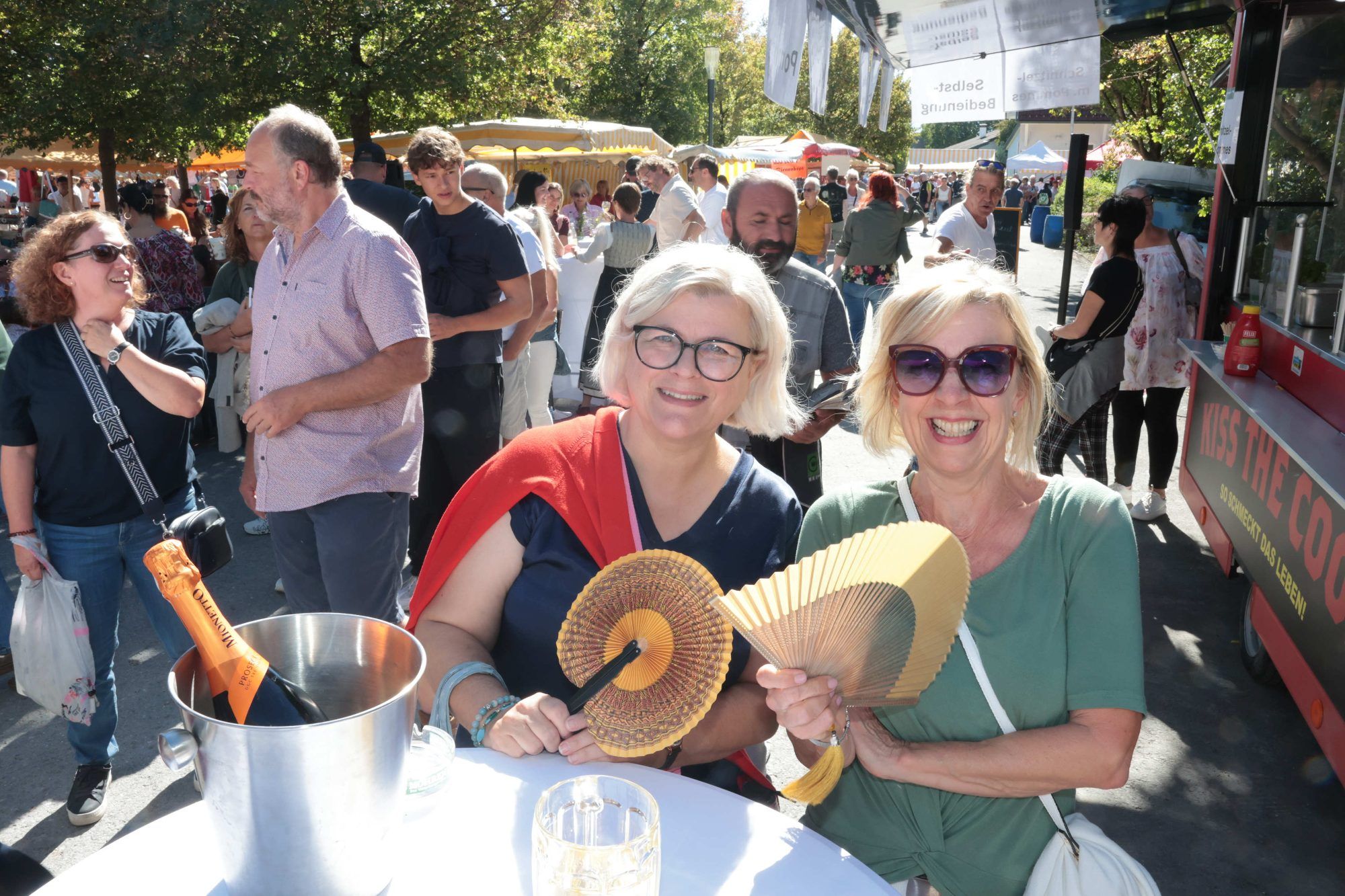 Daniela und Eva Maria mit Fächern.