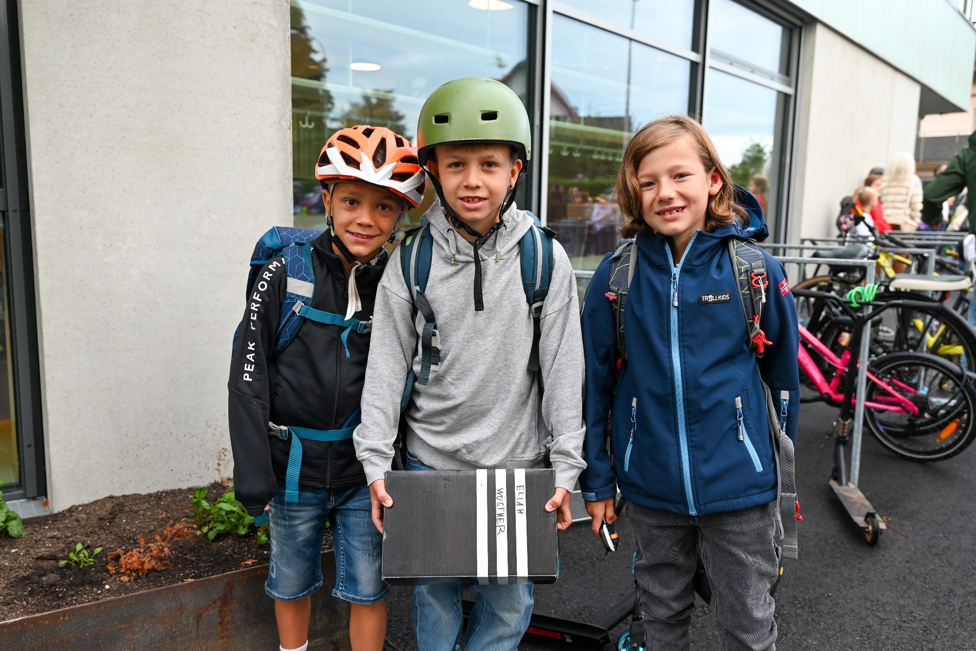Waren schon gespannt auf ihr neues Klassenzimmer: Die Viertklässler Elias, Eliah und Jonah.