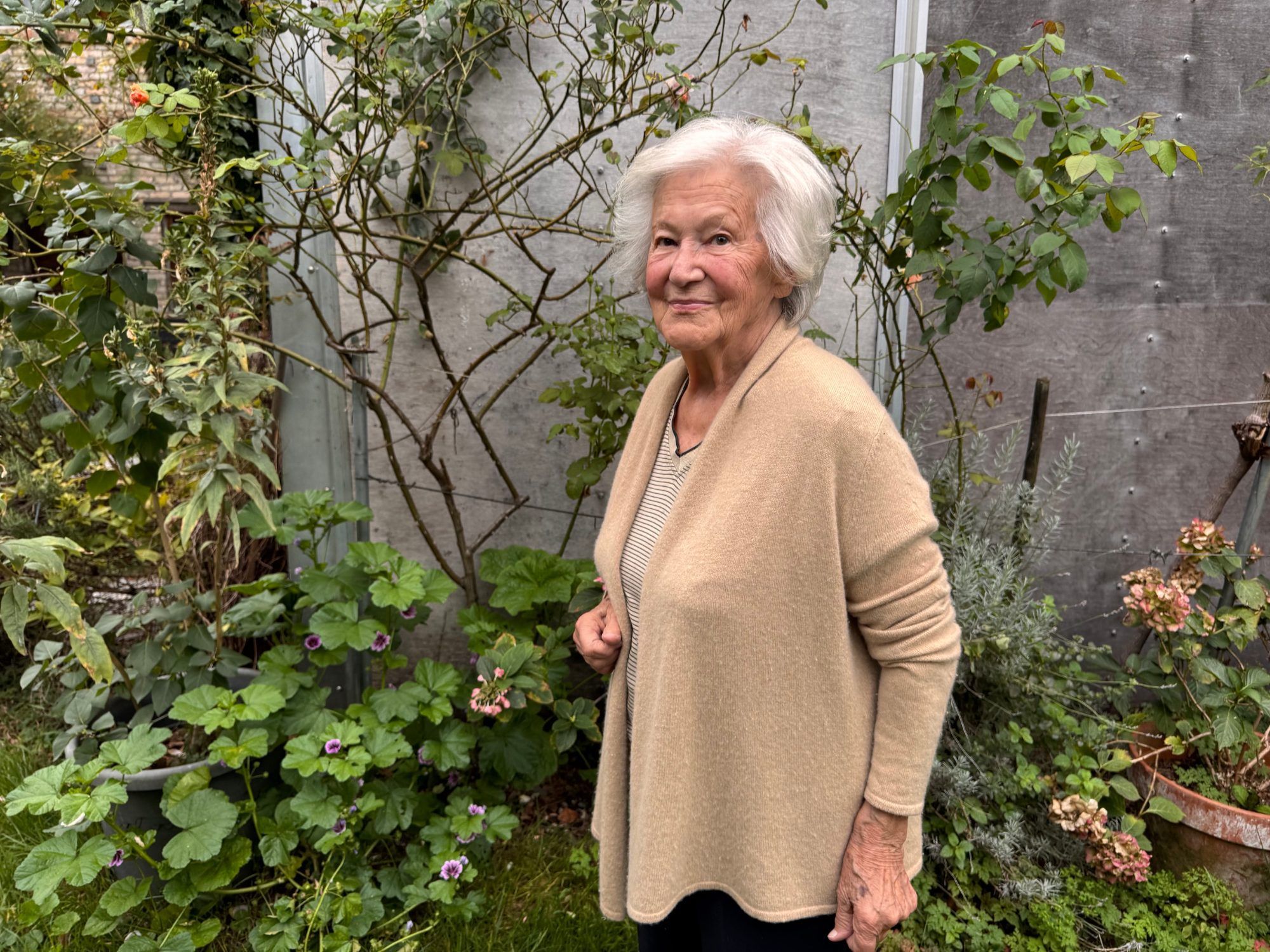 Im Garten ist Anny Rhomberg gern, früher hatte sie einen eigenen Nutzgarten.