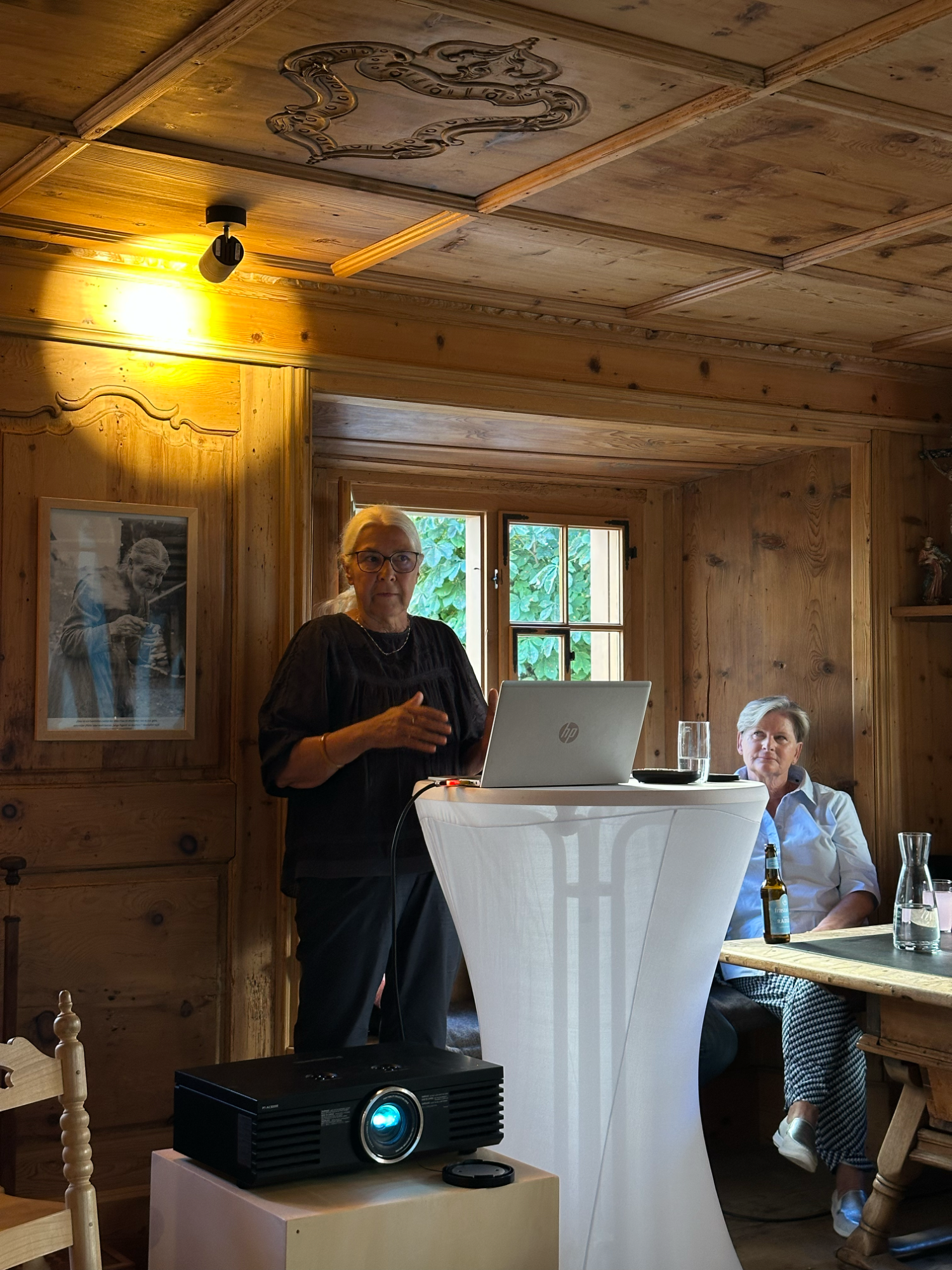 Die Kunsthistorikerin Dr. Renate Breuß bei ihrem Vortrag im Montafoner Heimatmuseum in Schruns.
