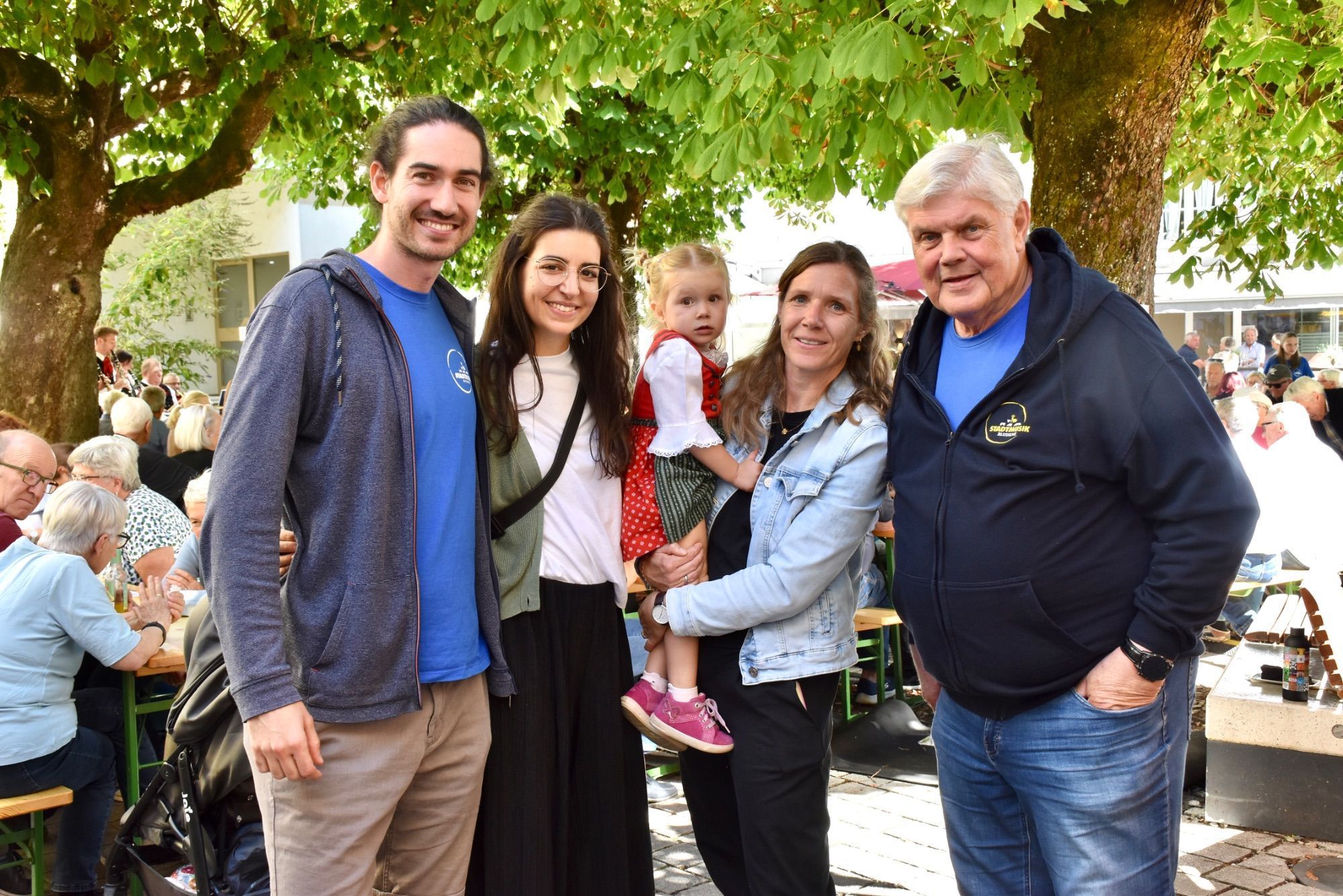 -Christoph Hartmann, Verena Gasser, Barbara Muther mit Josefina in den Armen, Mandi Katzenmayer beim Frühschoppen.
