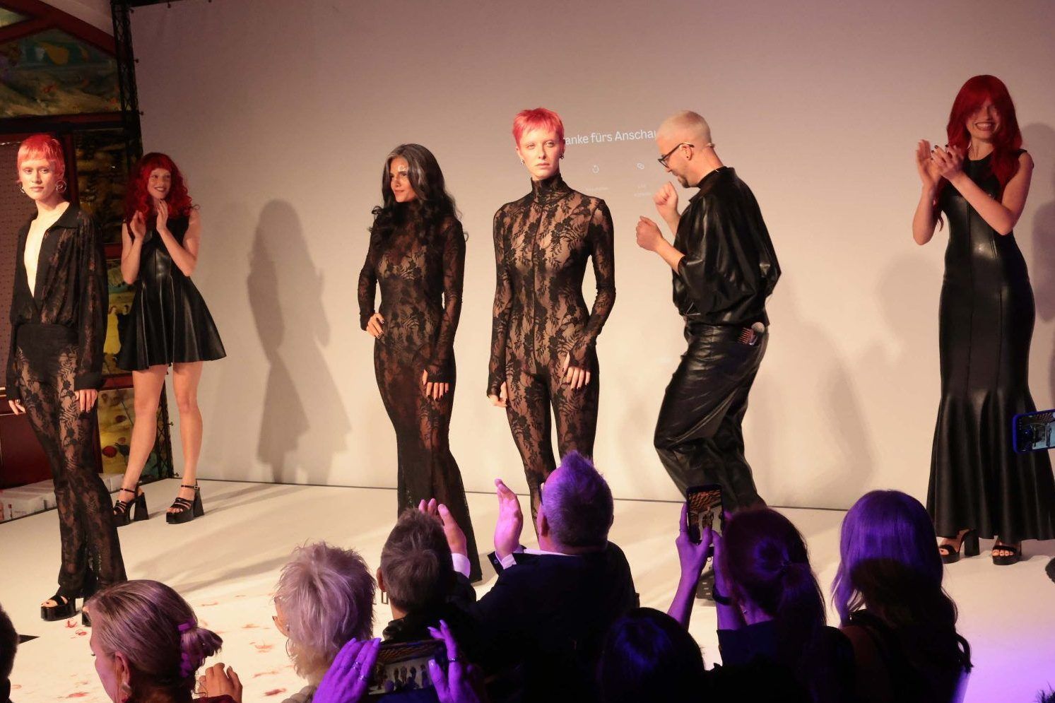 Haarkünstler Martin Dürrenmatt mit seinen Models.