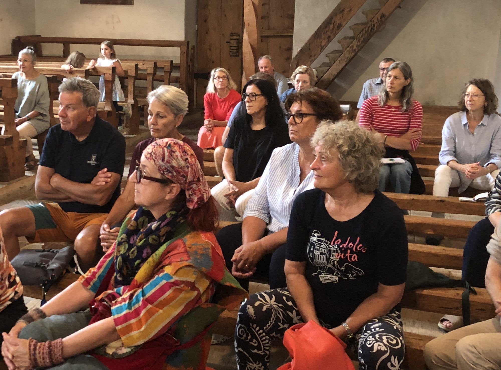 Die interessierten Zuhörer ewrfahren so manche neuigkeit über die Kirche