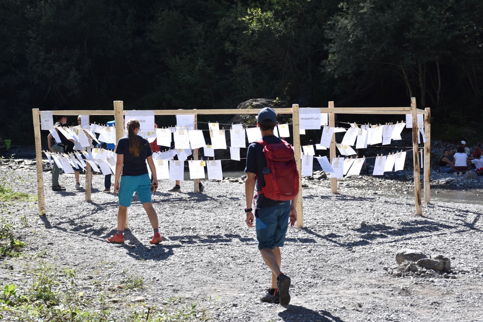 Installation mit Blättern, beschriftet mit Ideen zu verschiedenen Themenbereichen.