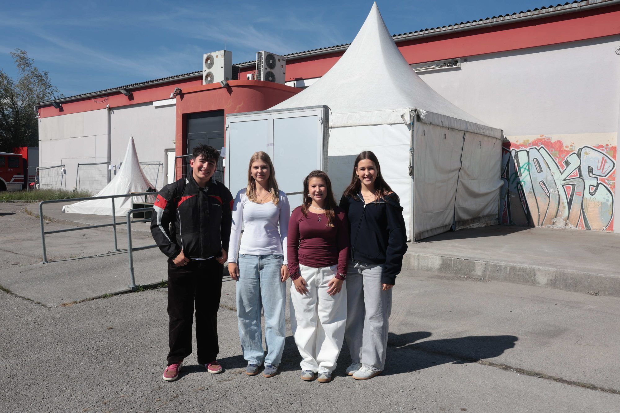 Giuliano Schöch, Sarah SchwaigerLevnic Theurl und Laurena Türtscher sind Besucher der Jugenddisco gewesen und kommen zu einem Abschiedsbesuch.