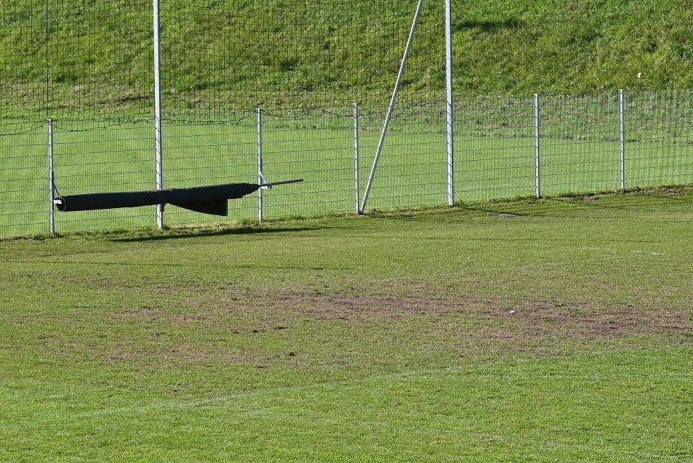 Der FC stößt an seine Kapazitätsgrenzen. Auch am Wiesenrain sind Rasenabnutzungen deutlich zu erkennen. Der Rasen hat kaum Erholungsphasen.