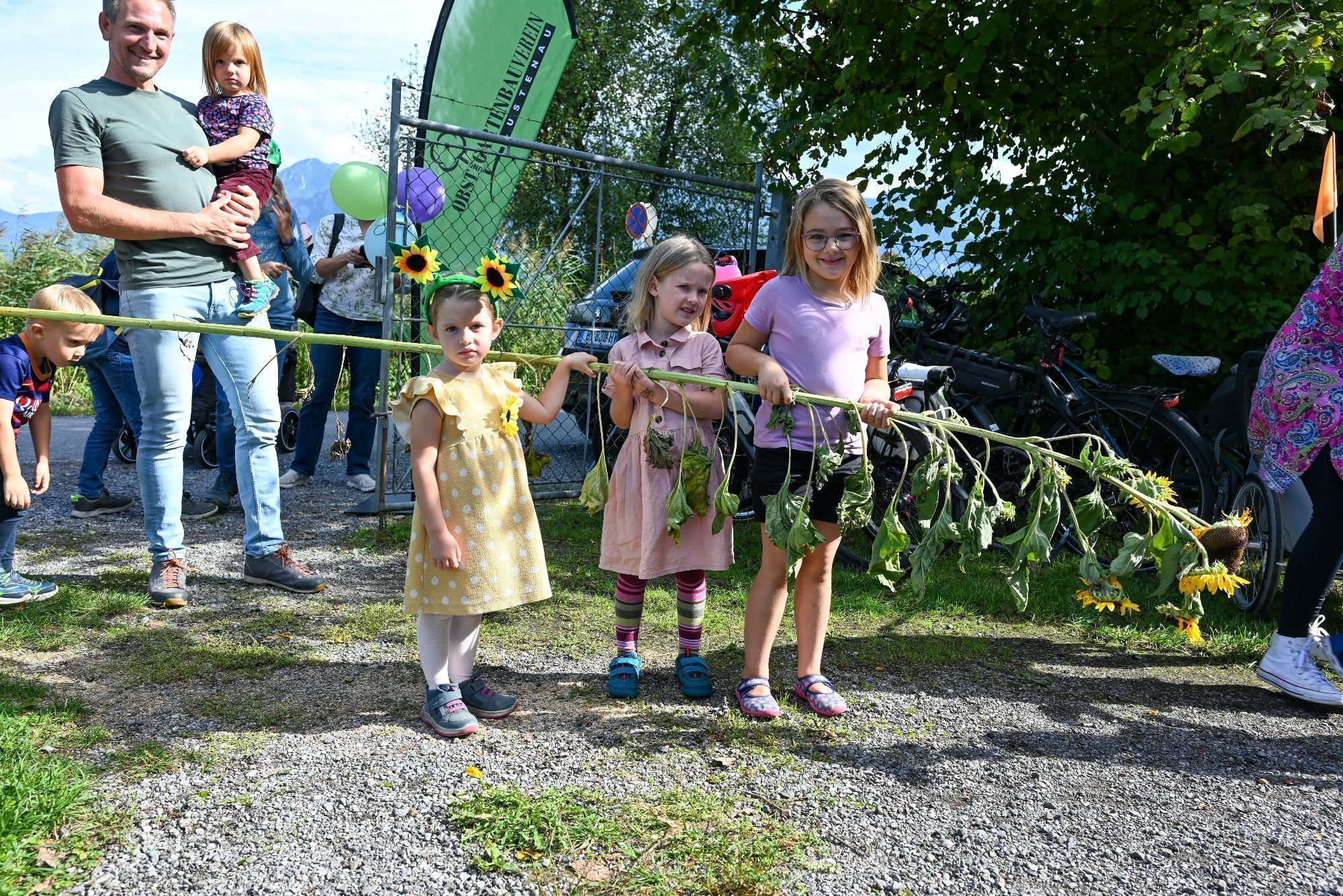 Stolz trugen die Kinder ihre Sonnenblume zum Festplatz, dort wurde sie abgemessen.