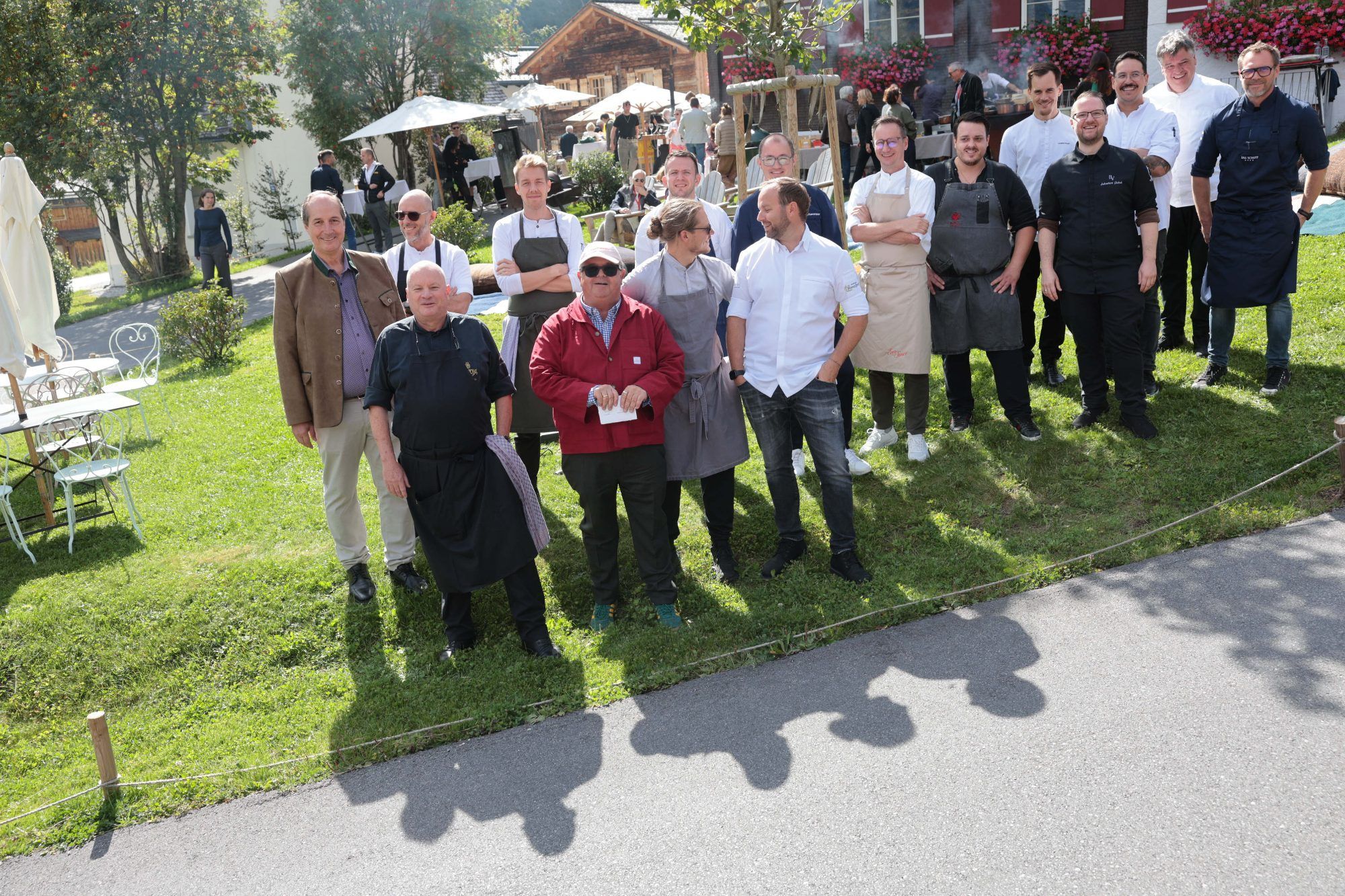 Festivalkurator Hannes Konzett (l) und Gastgeber Joschi Walch (rote Jacke) mit den Spitzenköchen.